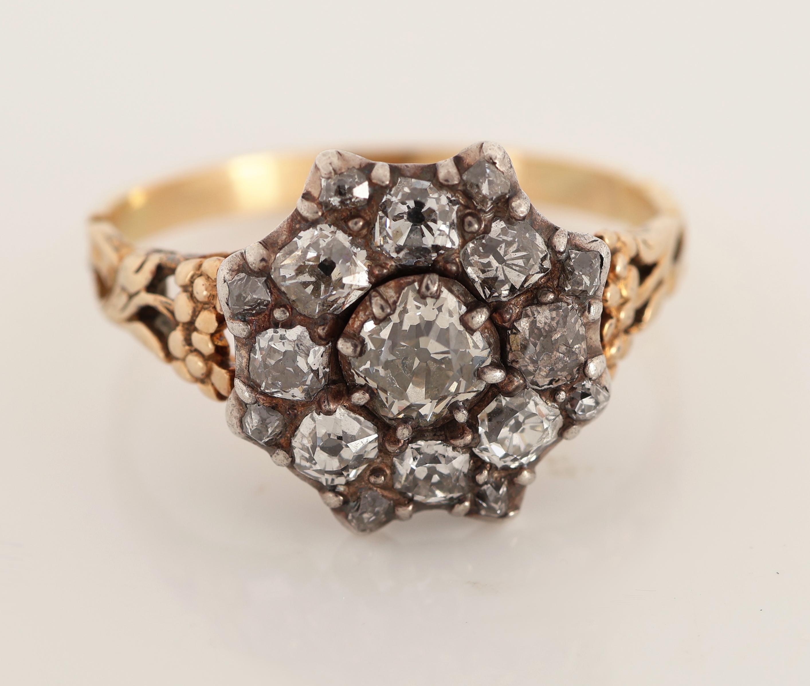 Detail c: 14 kt Gold Diamant-Ring, um 1790-1820, GG 585/000, und Silber, Blütenförmiger Ringkopf, 9 Altschliffdiamanten zus. ca. 1.50 ct Weiß- ...