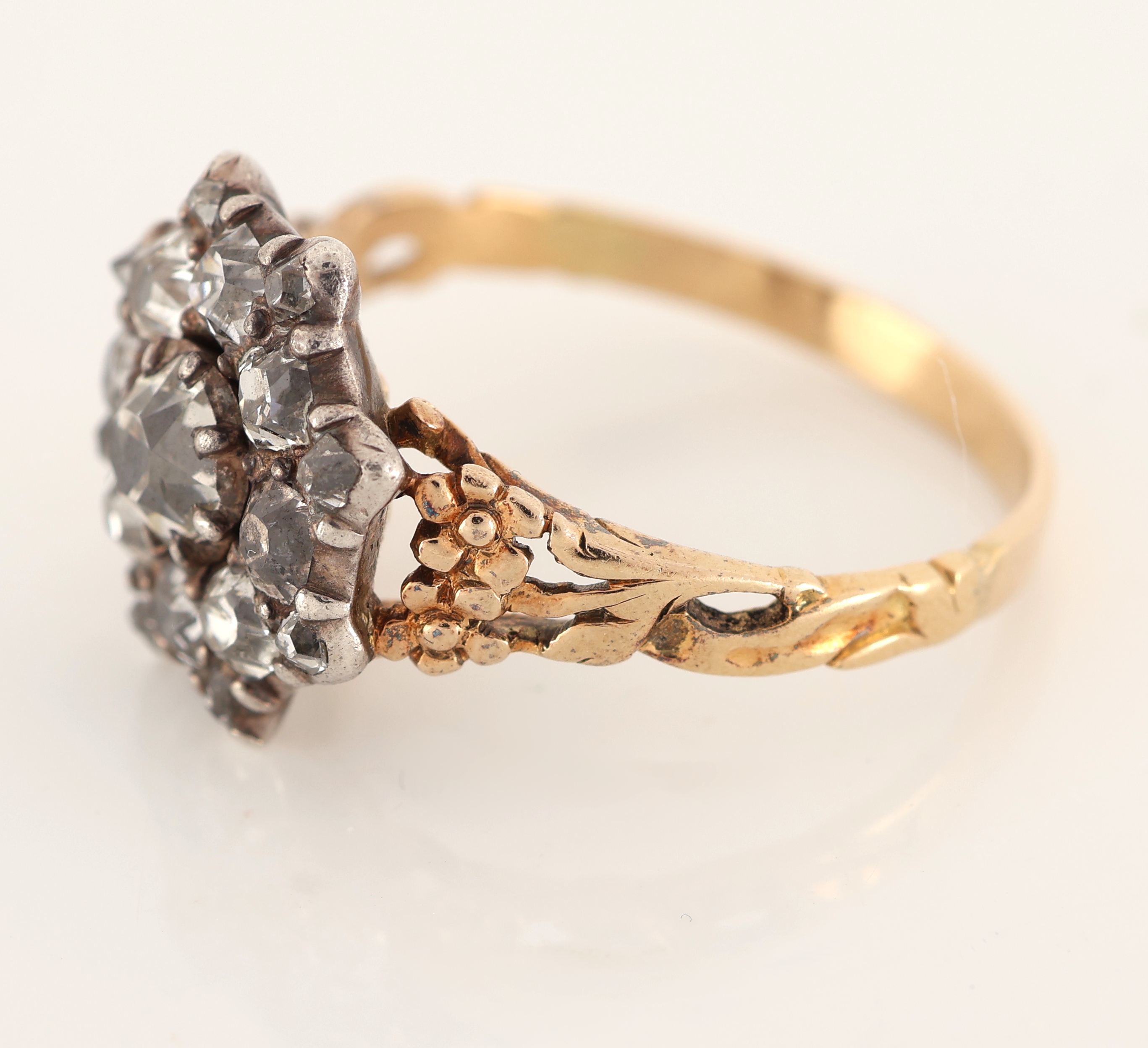 Detail d: 14 kt Gold Diamant-Ring, um 1790-1820, GG 585/000, und Silber, Blütenförmiger Ringkopf, 9 Altschliffdiamanten zus. ca. 1.50 ct Weiß- ...
