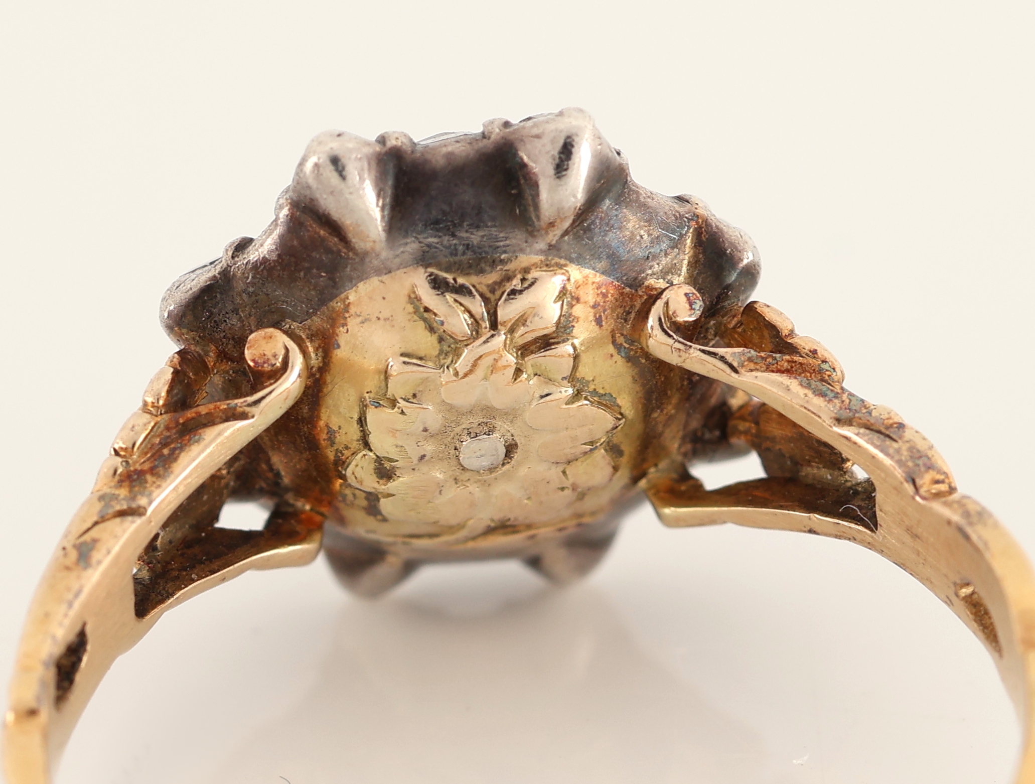 Detail e: 14 kt Gold Diamant-Ring, um 1790-1820, GG 585/000, und Silber, Blütenförmiger Ringkopf, 9 Altschliffdiamanten zus. ca. 1.50 ct Weiß- ...