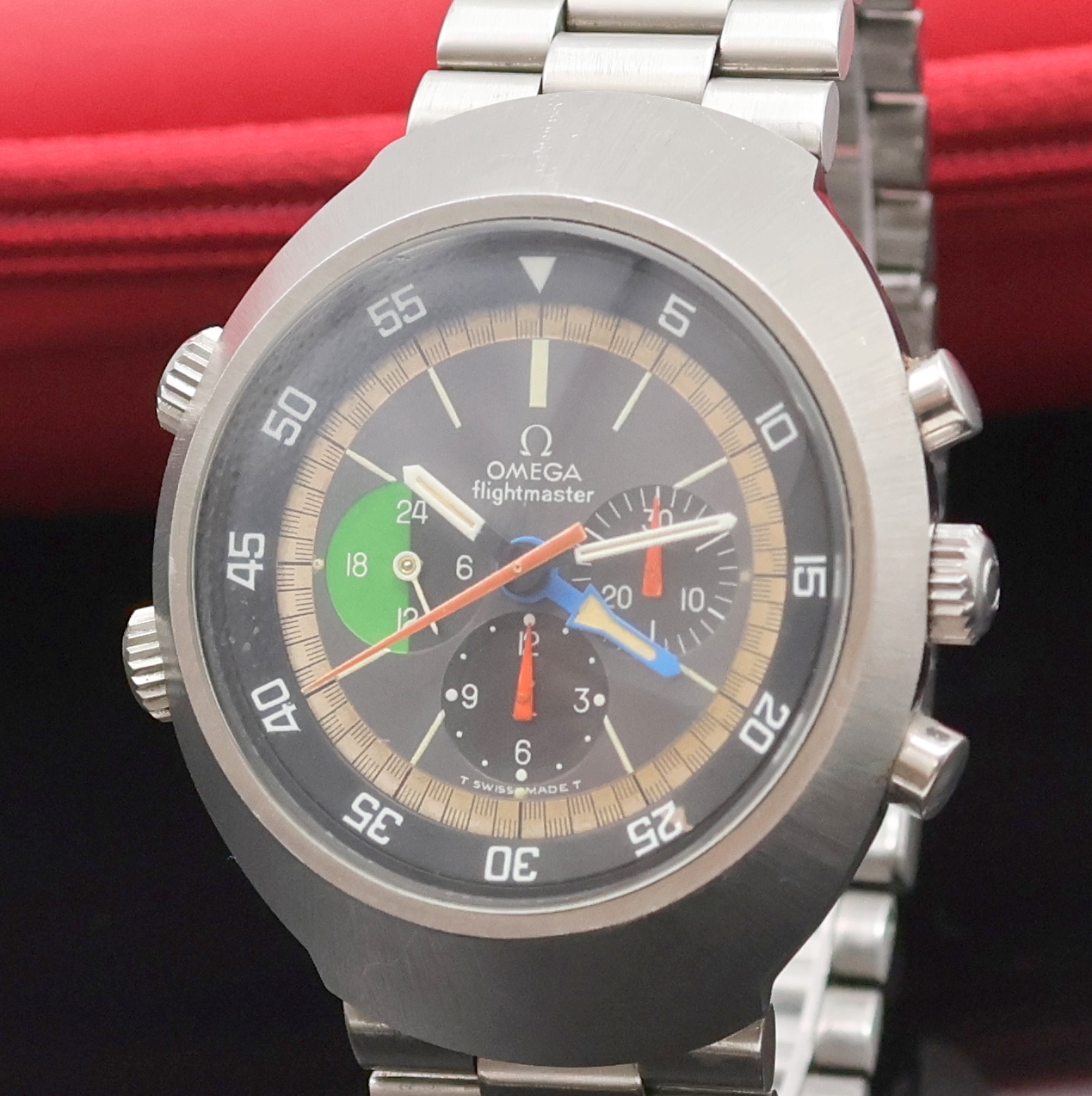 Detail a: OMEGA Flightmaster Herrenchronograph Referenz 145.013, Schweiz um 1969, Handaufzug, massiv Edelstahlgeh. inkl. orig. Gliederband m. Faltschl., Boden ...