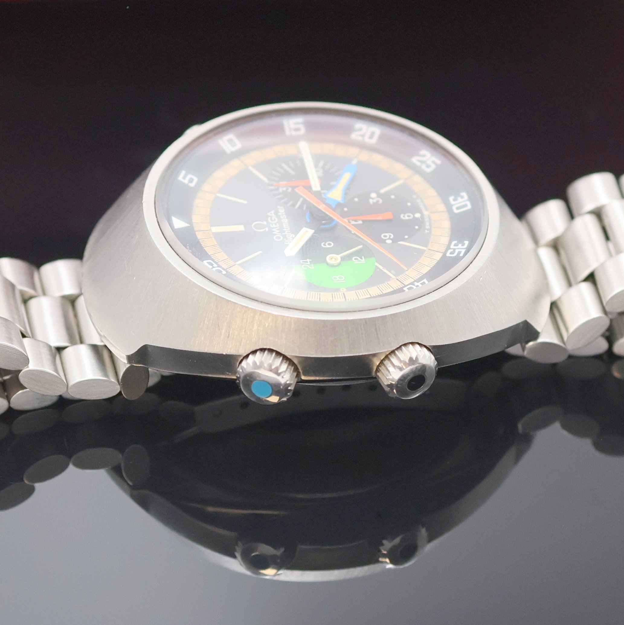 Detail d: OMEGA Flightmaster Herrenchronograph Referenz 145.013, Schweiz um 1969, Handaufzug, massiv Edelstahlgeh. inkl. orig. Gliederband m. Faltschl., Boden ...