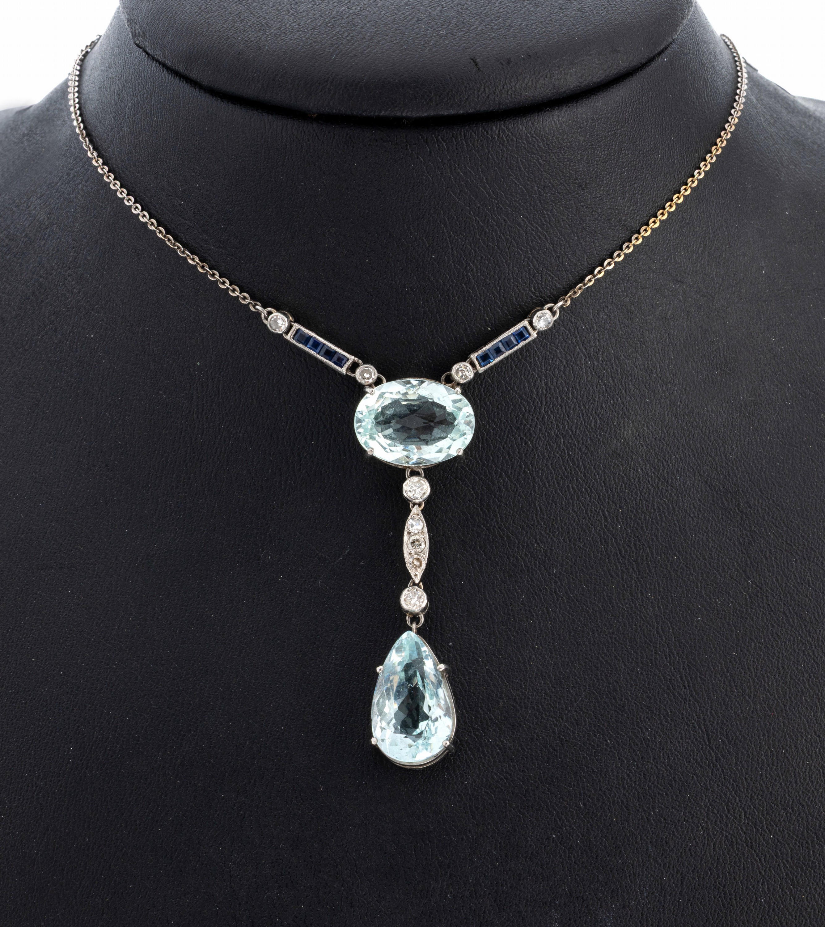 Detail a: 18 kt Gold Art Deco Farbstein-Diamant-Collier,um 1930, WG 750/000, oval- und tropfenf. facett. Aquamarine zus. ca. 8.00 ct, 7 8/8- Diamanten und 2 ...
