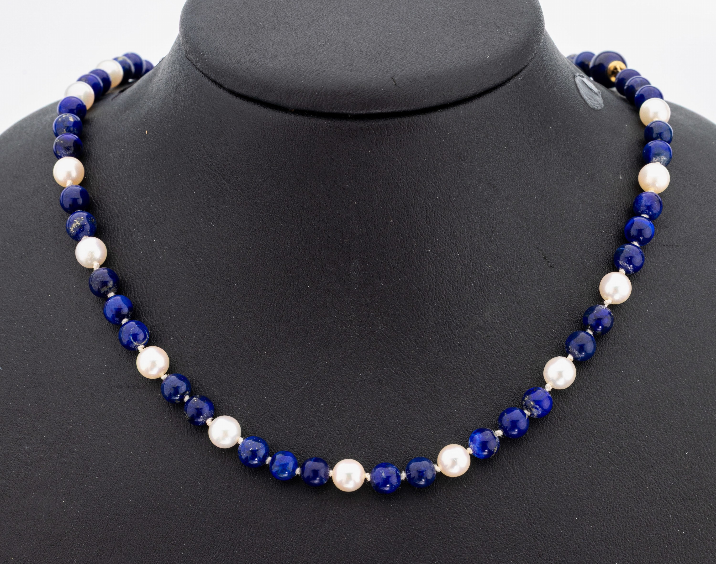 Lapislazuli-Perl-Collier mit 14 kt Gold Schließe, GG 585/000, Lapislazuli-Kugeln und Akoyazuchtperlen, D. ca. 6-6.4 mm, L. ca. 47.5 cm, ...