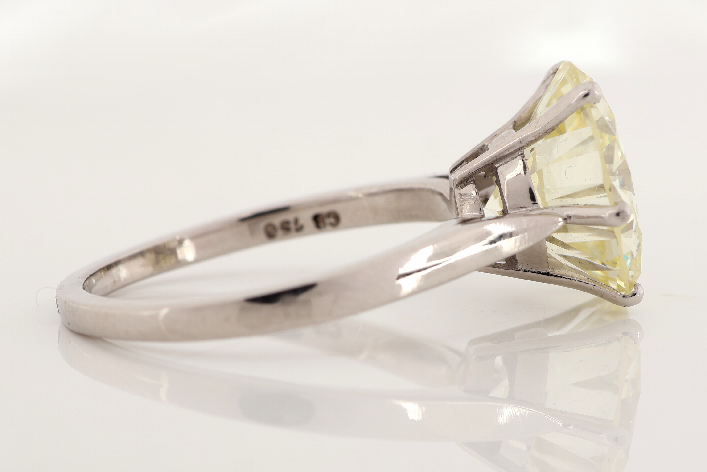 Detail c: 18 kt Gold Brillant-Ring, WG 750/000, Brillant 6.21 ct get.-light yellow (S-Z)/vvs2,Proportionen gut, Symmetrie und Politur sehr gut, Fluoreszenz ...
