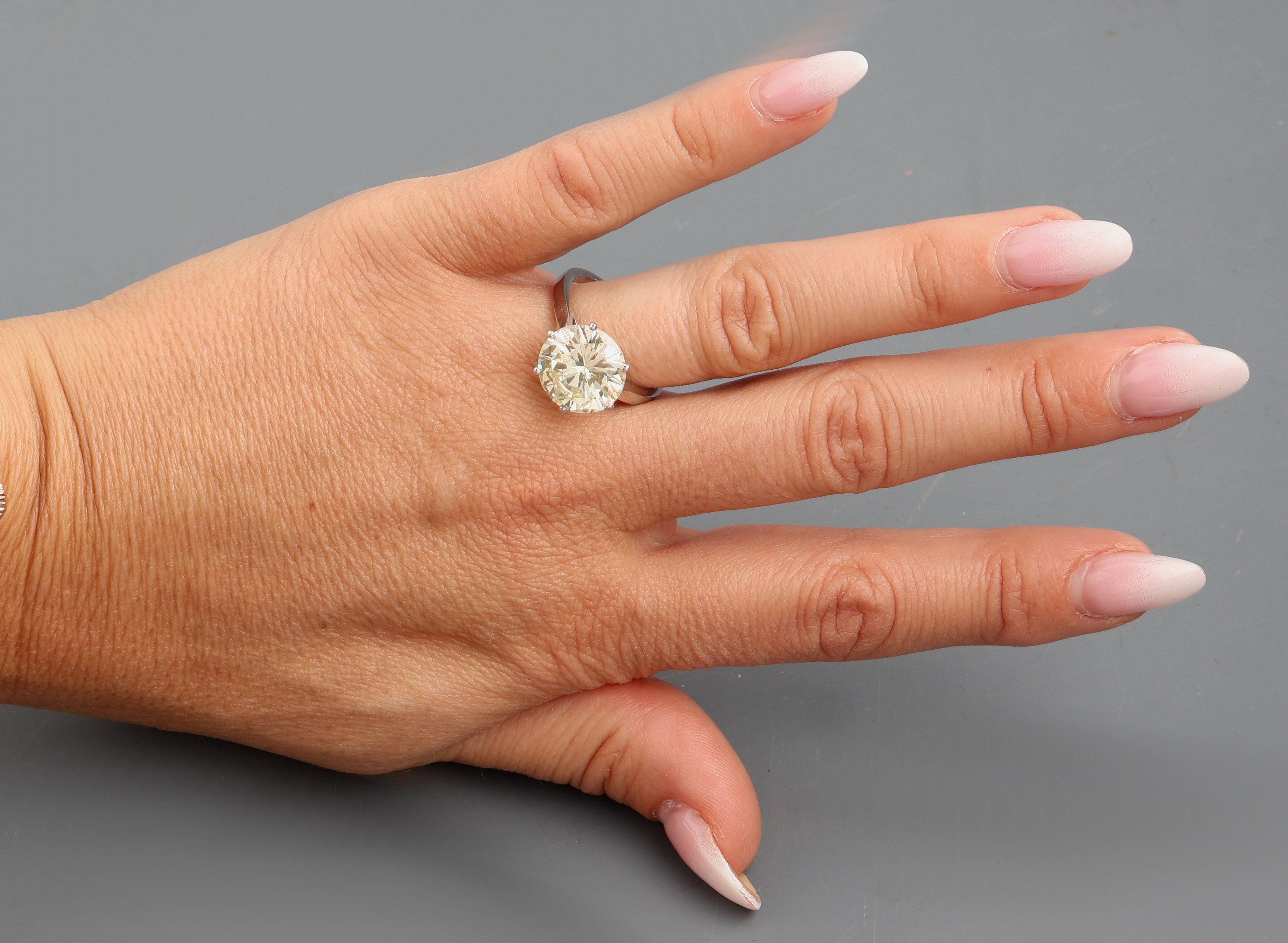 Detail e: 18 kt Gold Brillant-Ring, WG 750/000, Brillant 6.21 ct get.-light yellow (S-Z)/vvs2,Proportionen gut, Symmetrie und Politur sehr gut, Fluoreszenz ...