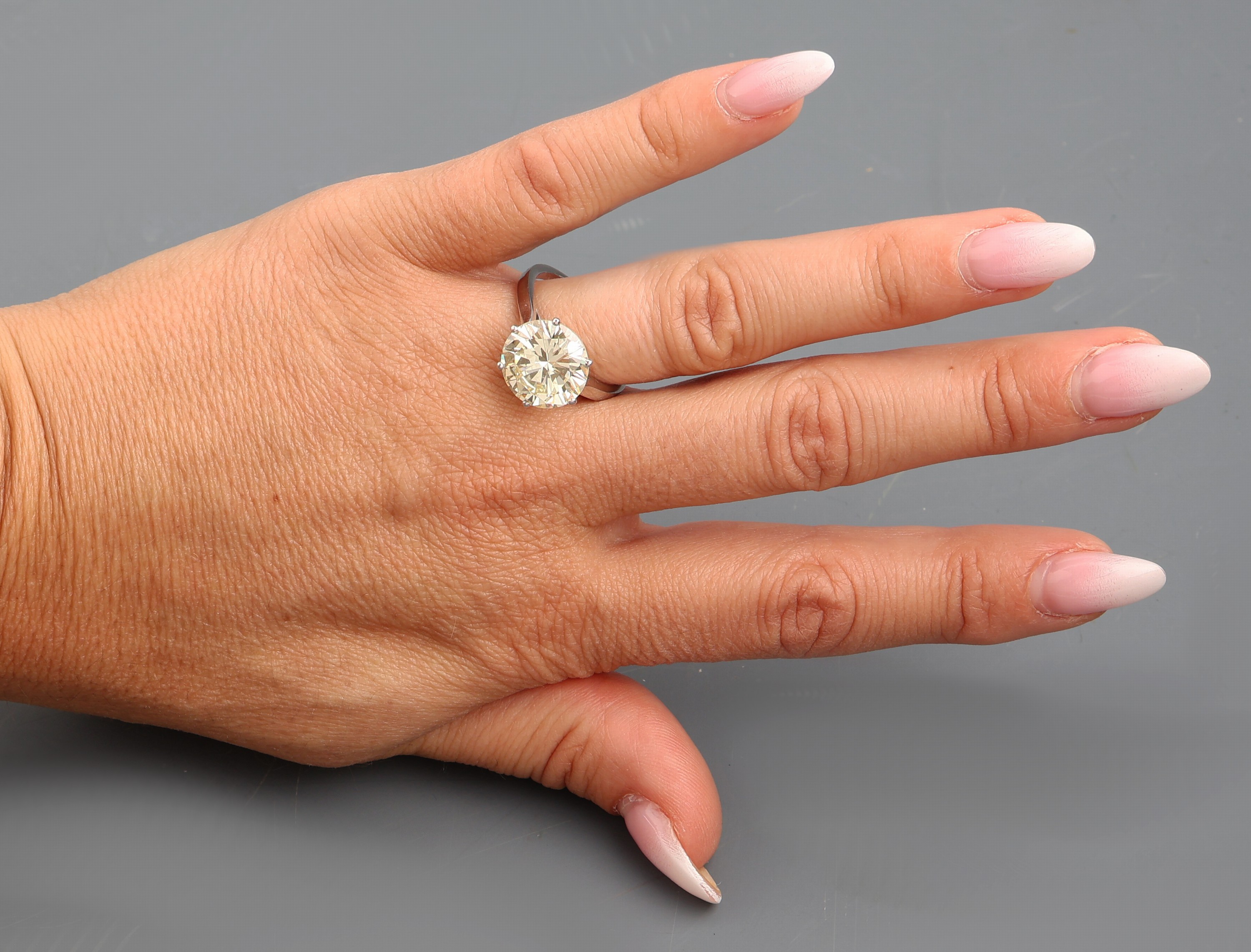 Detail g: 18 kt Gold Brillant-Ring, WG 750/000, Brillant 6.21 ct get.-light yellow (S-Z)/vvs2,Proportionen gut, Symmetrie und Politur sehr gut, Fluoreszenz ...