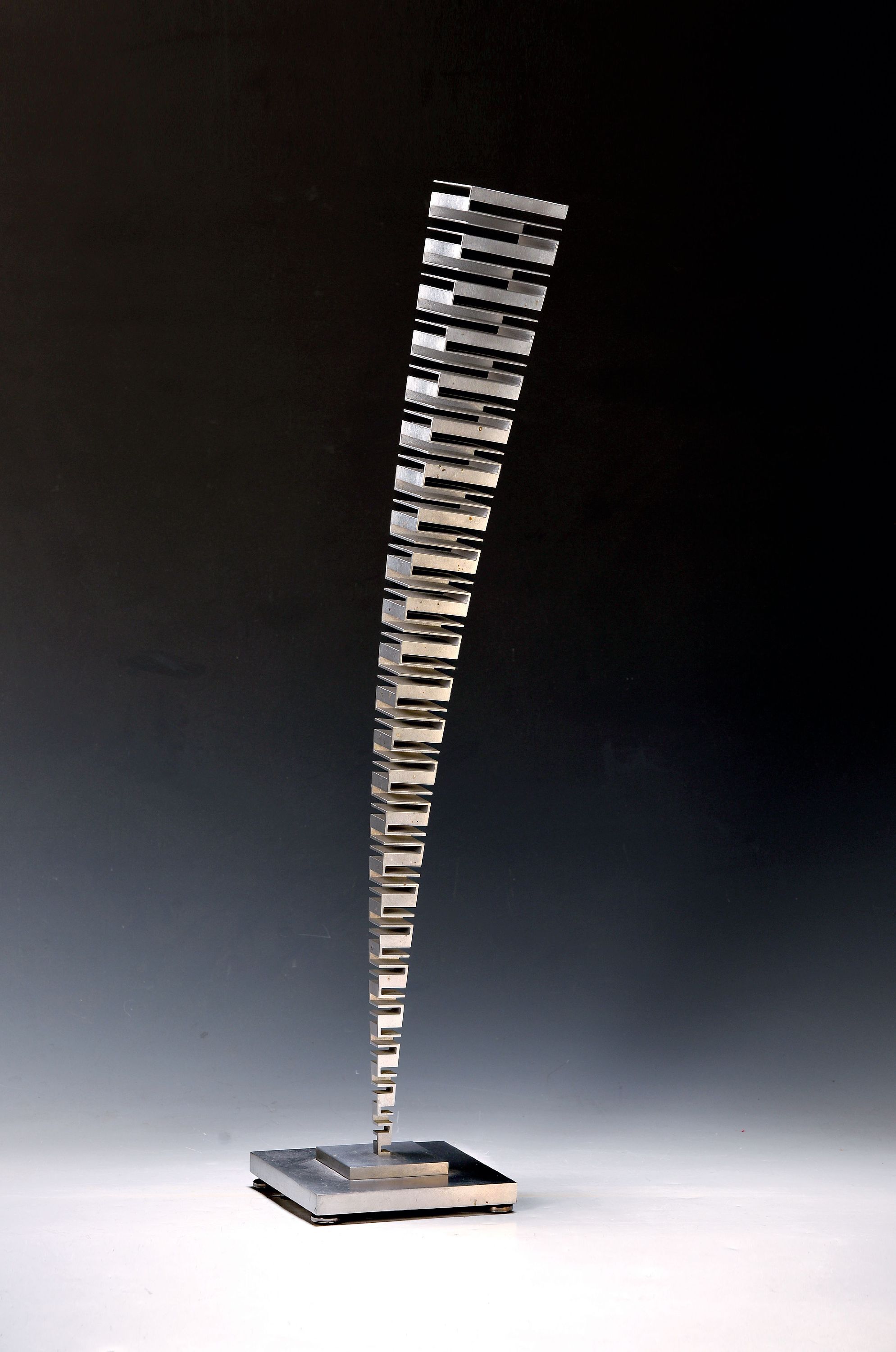 Martin Willing, geb. 1958, bewegliche Skulptur, Aluminium, monogr. und at. 988, num. 2/5, H. ca. 70cm