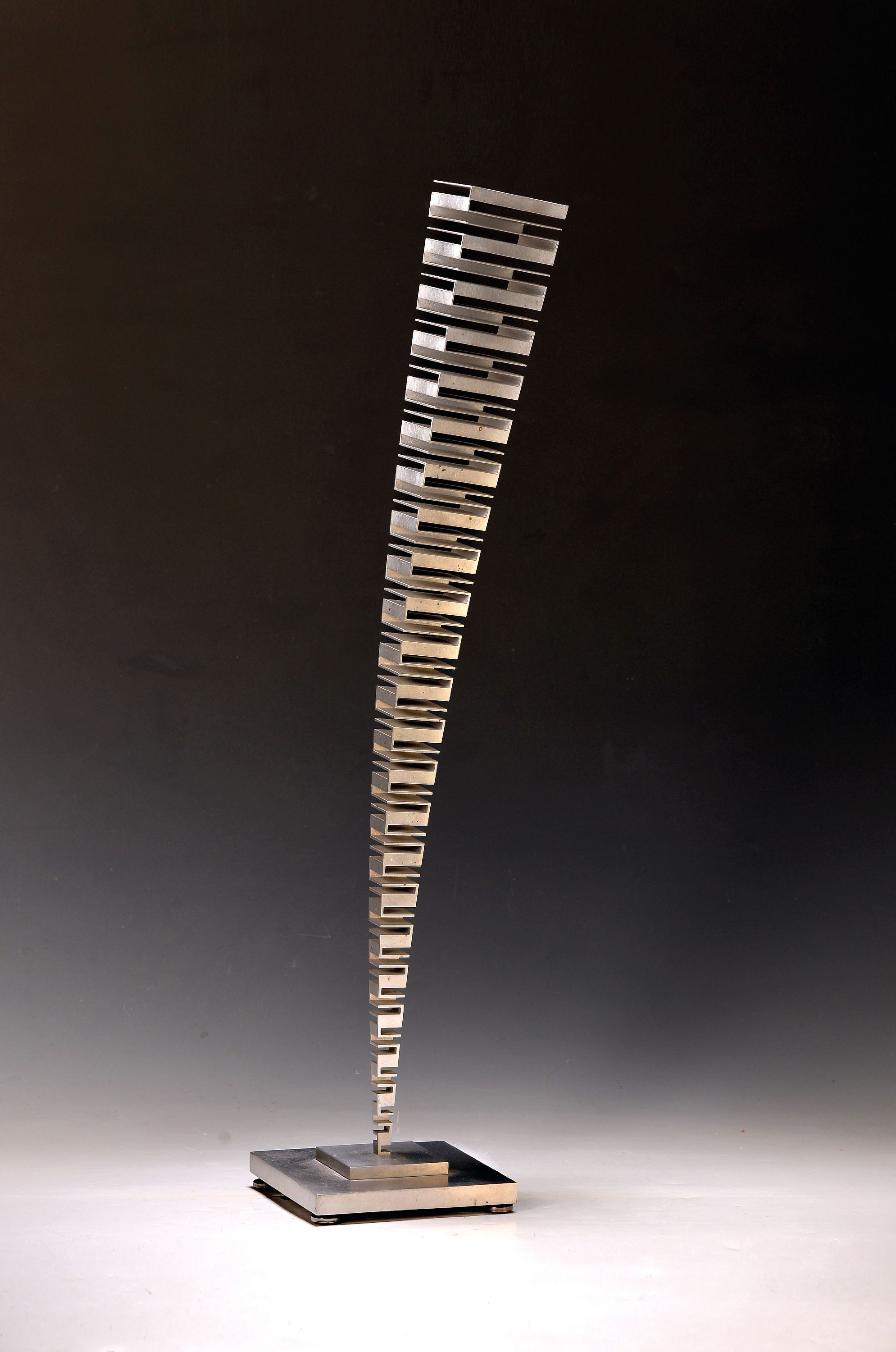 Detail k: Martin Willing, geb. 1958, bewegliche Skulptur, Aluminium, monogr. und at. 988, num. 2/5, H. ca. 70cm
