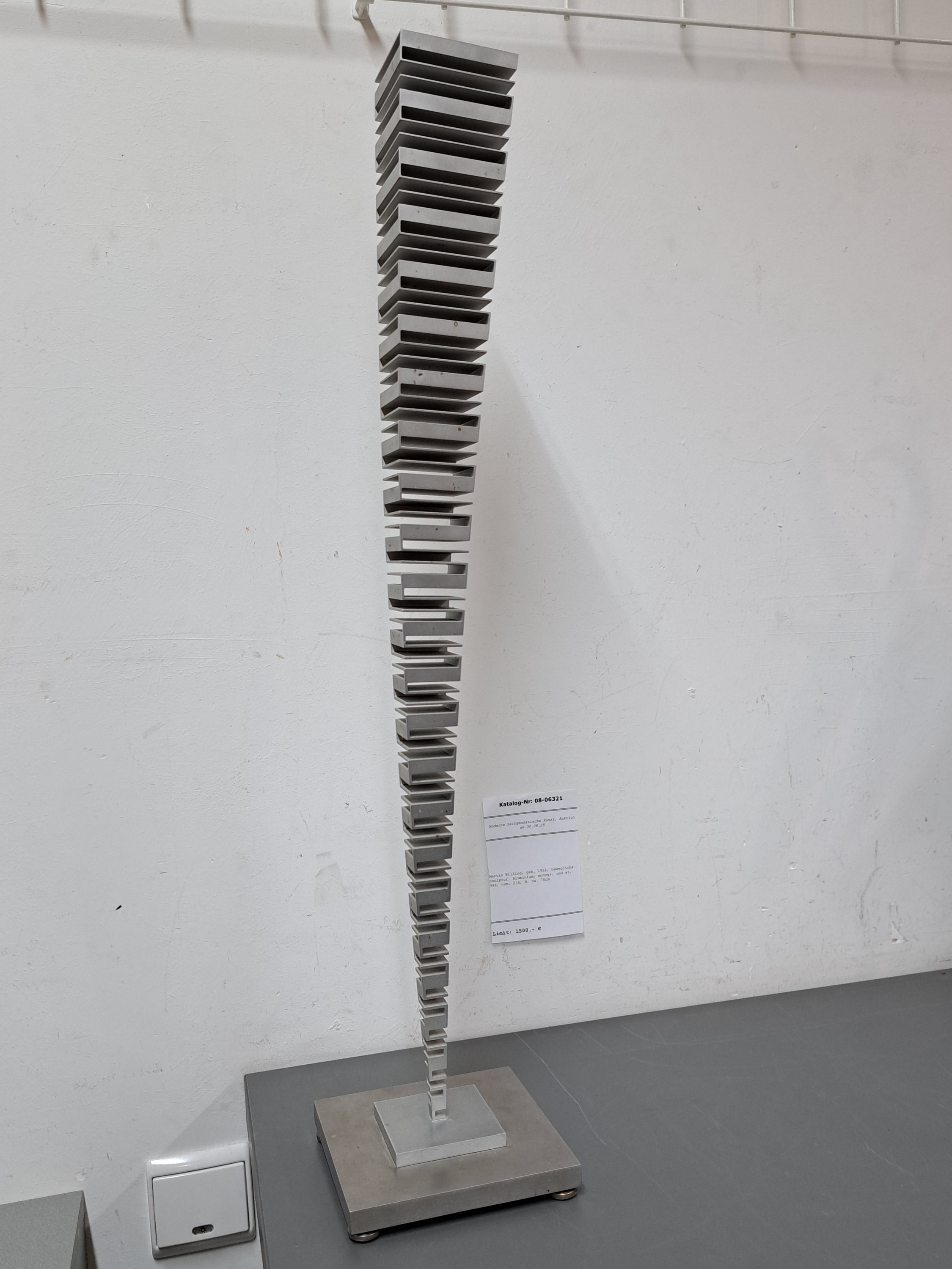 Detail l: Martin Willing, geb. 1958, bewegliche Skulptur, Aluminium, monogr. und at. 988, num. 2/5, H. ca. 70cm