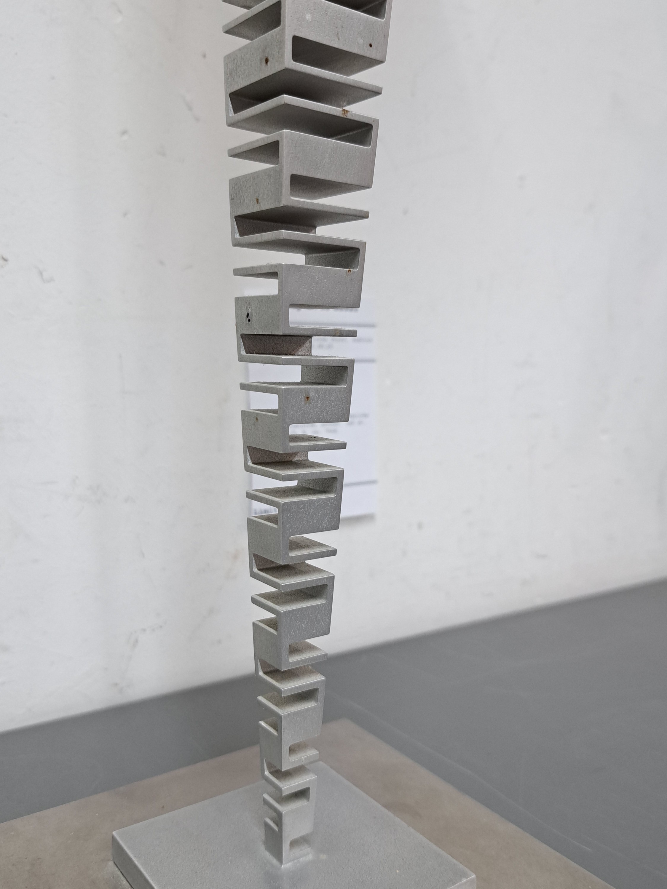 Detail n: Martin Willing, geb. 1958, bewegliche Skulptur, Aluminium, monogr. und at. 988, num. 2/5, H. ca. 70cm