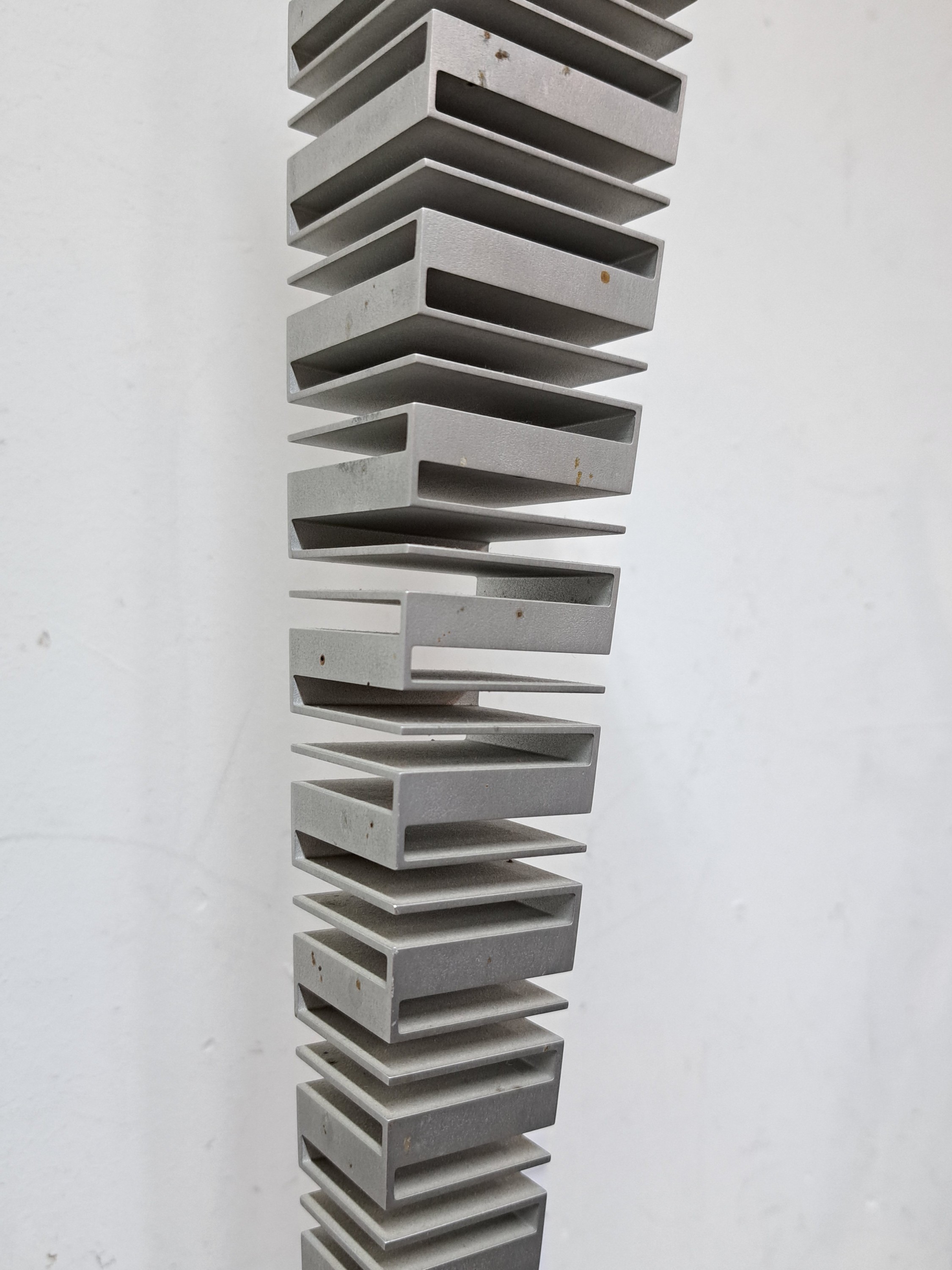 Detail o: Martin Willing, geb. 1958, bewegliche Skulptur, Aluminium, monogr. und at. 988, num. 2/5, H. ca. 70cm