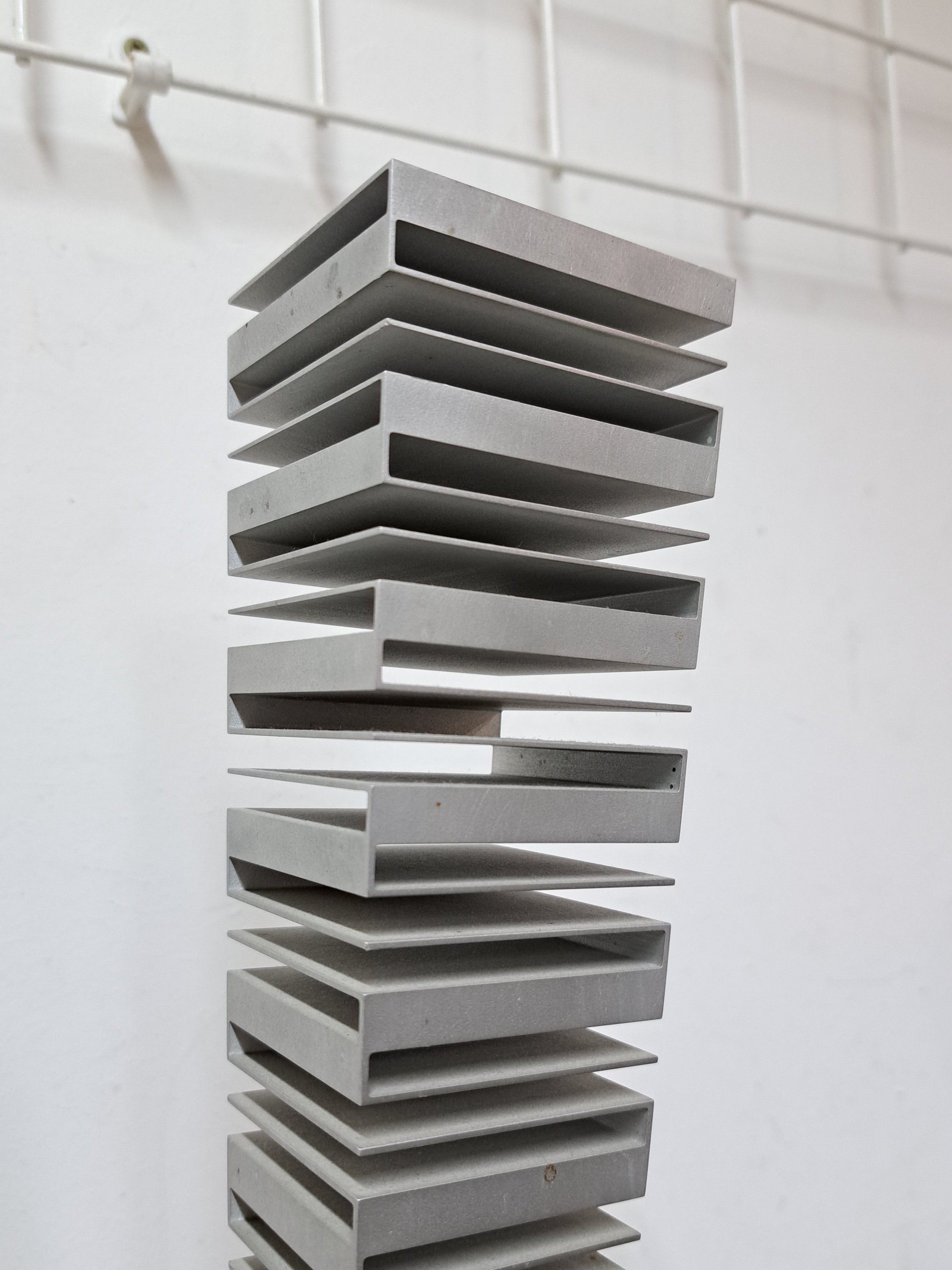 Detail p: Martin Willing, geb. 1958, bewegliche Skulptur, Aluminium, monogr. und at. 988, num. 2/5, H. ca. 70cm