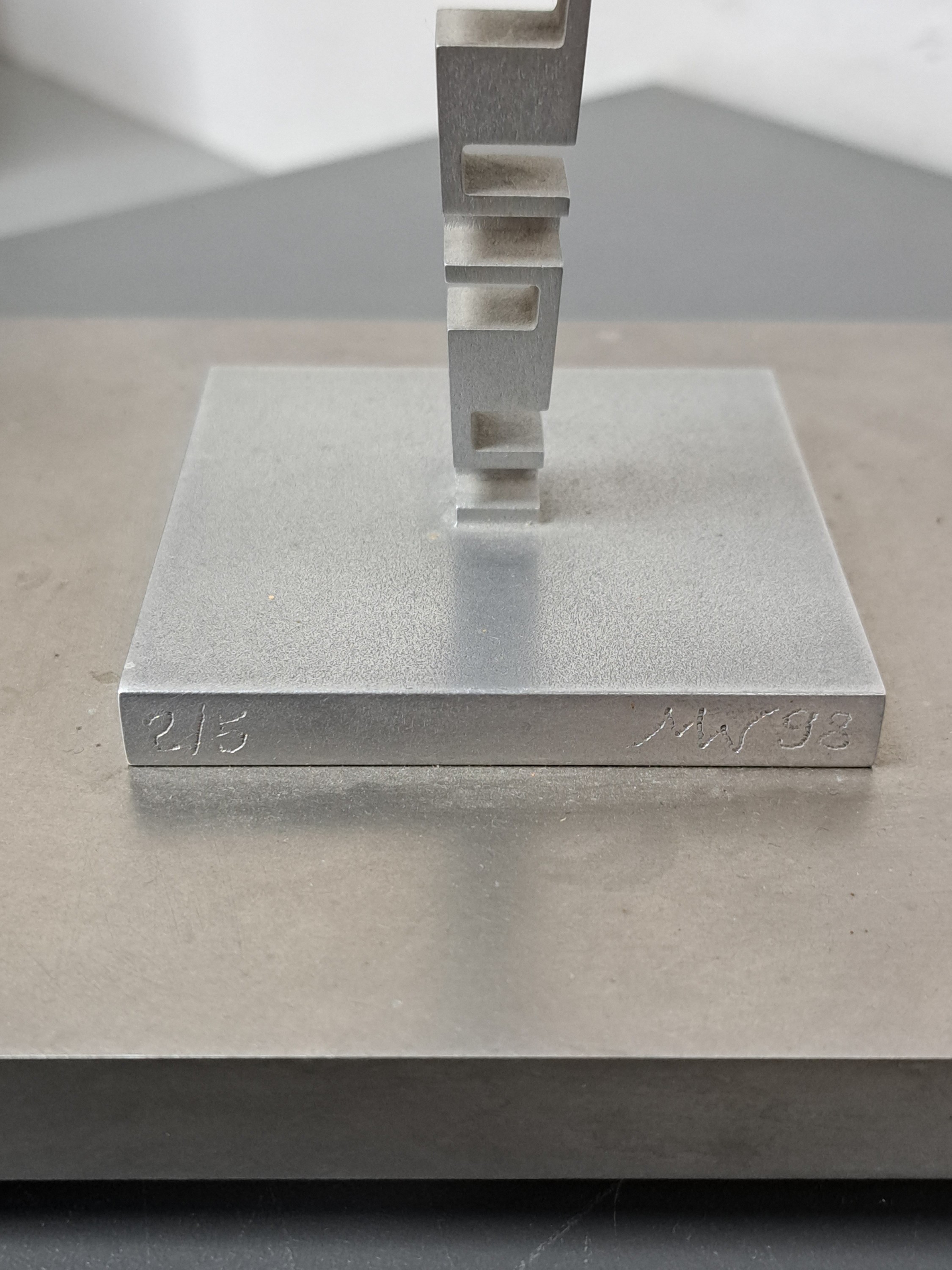 Detail q: Martin Willing, geb. 1958, bewegliche Skulptur, Aluminium, monogr. und at. 988, num. 2/5, H. ca. 70cm