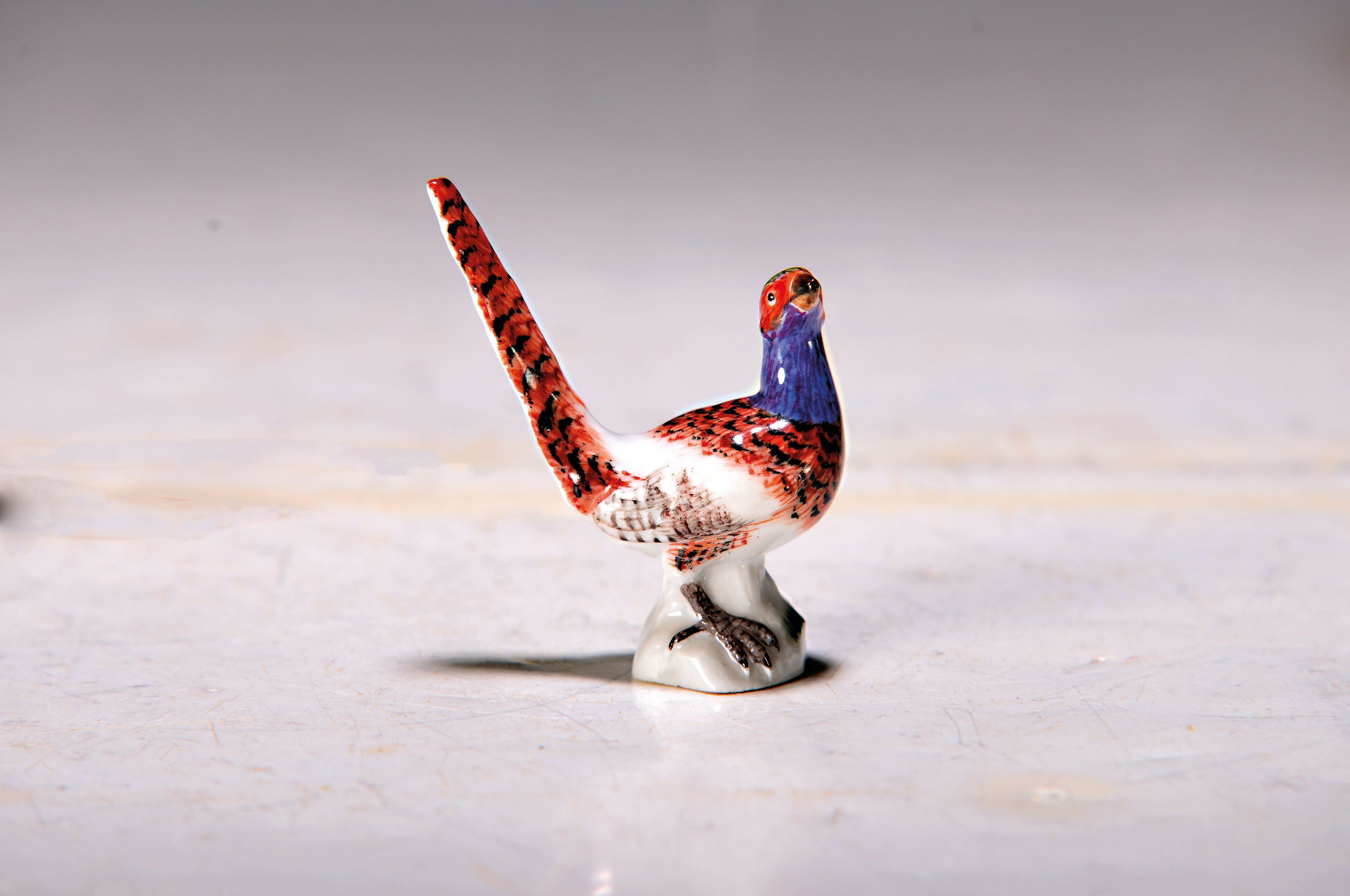 Miniaturfigur, Meissen, 20. Jh., Porzellan, in Form eines Fasans, bunt naturalistisch bemalt, H. ca. 5.5cm
