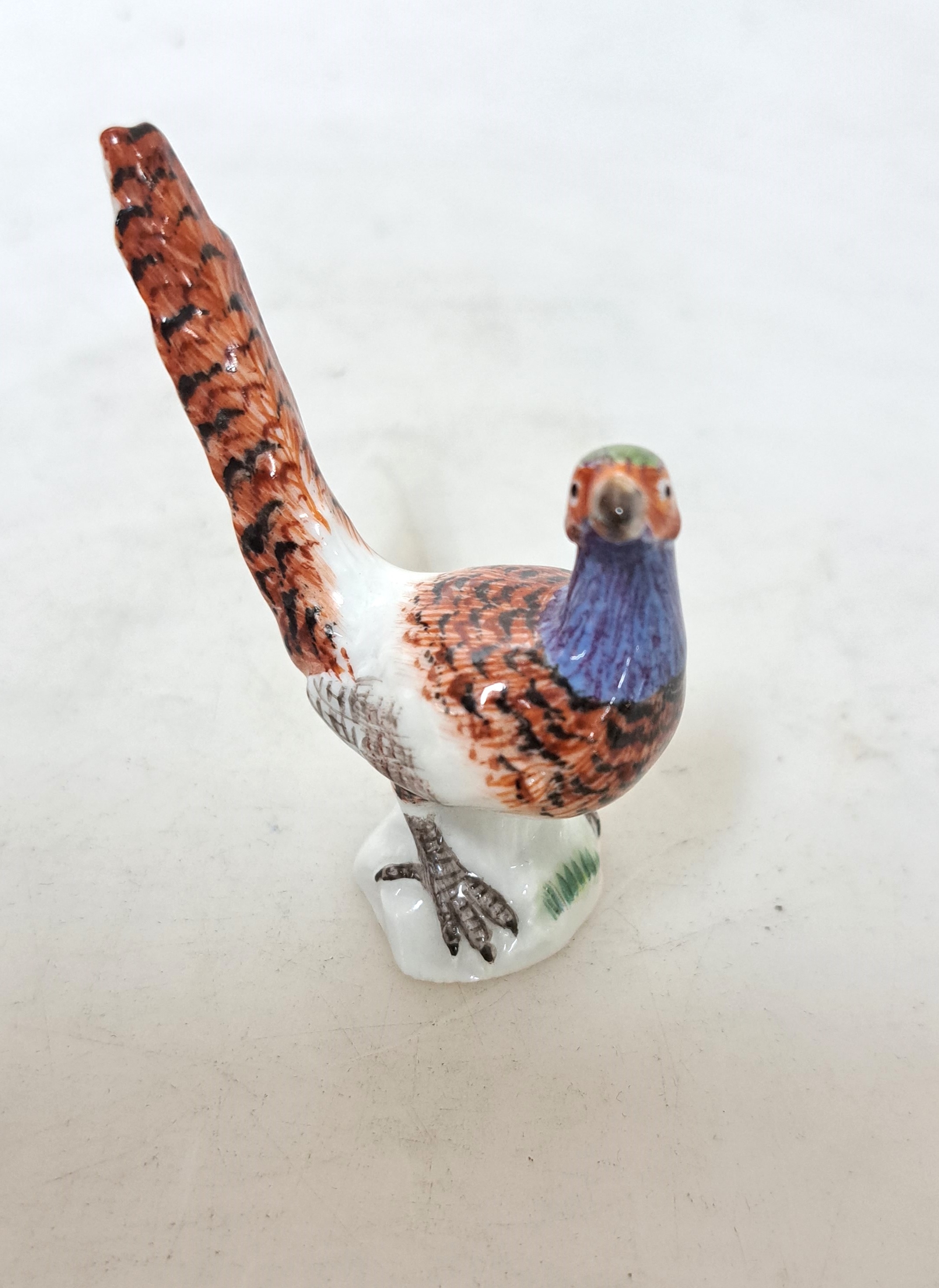 Detail a: Miniaturfigur, Meissen, 20. Jh., Porzellan, in Form eines Fasans, bunt naturalistisch bemalt, H. ca. 5.5cm