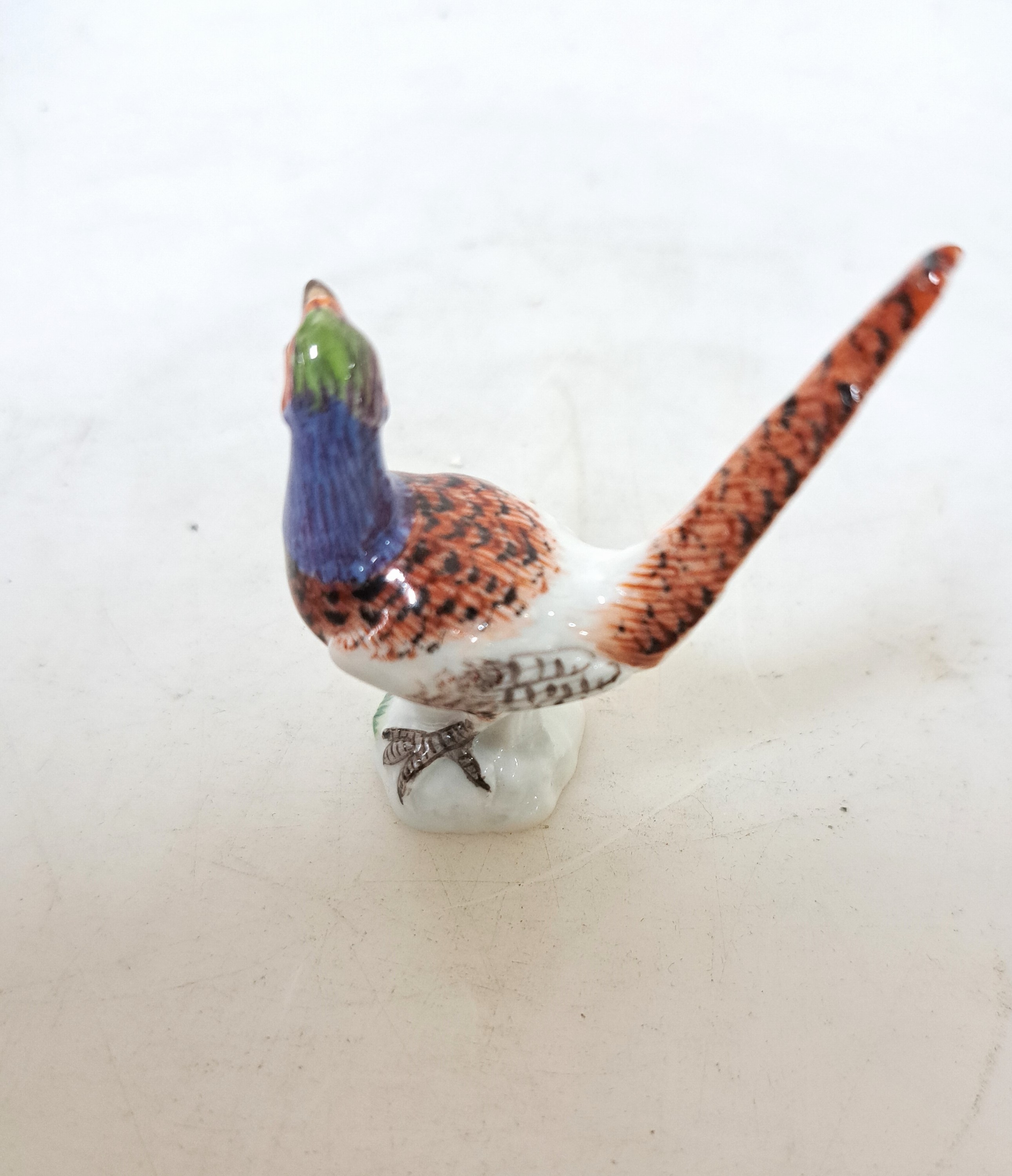Detail b: Miniaturfigur, Meissen, 20. Jh., Porzellan, in Form eines Fasans, bunt naturalistisch bemalt, H. ca. 5.5cm
