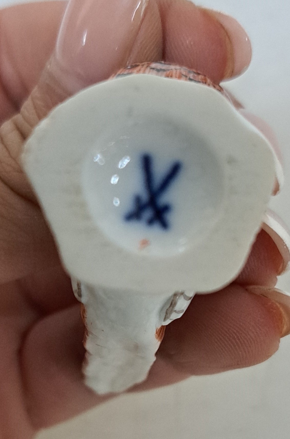 Detail c: Miniaturfigur, Meissen, 20. Jh., Porzellan, in Form eines Fasans, bunt naturalistisch bemalt, H. ca. 5.5cm