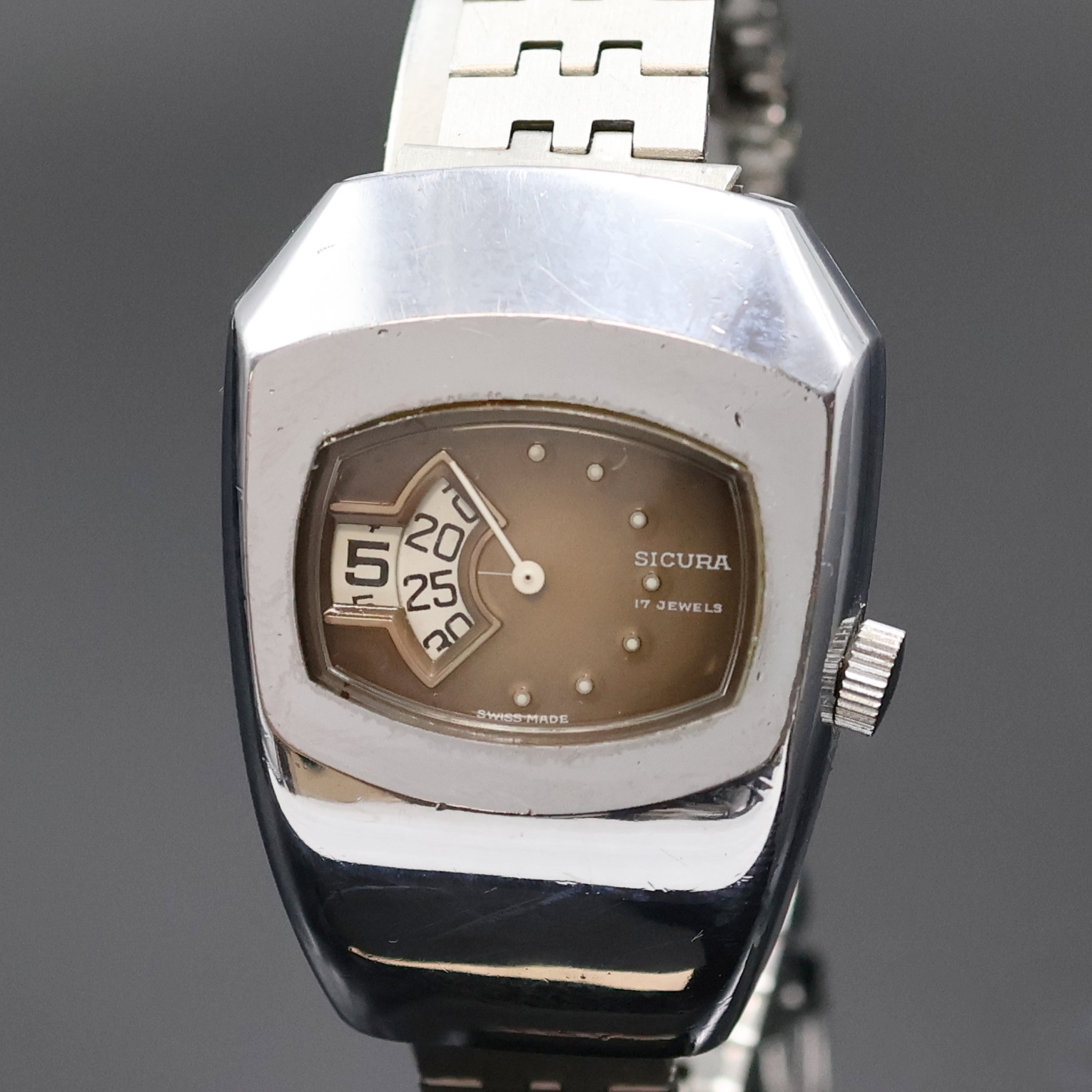 Detail a: SICURA Damenarmbanduhr, Handaufzug, Schweiz um 1970, pultförmiges Metallgeh. verchr., Edelstahlboden aufgedr., neutr. Gliederband, braunes Zifferbl. ...