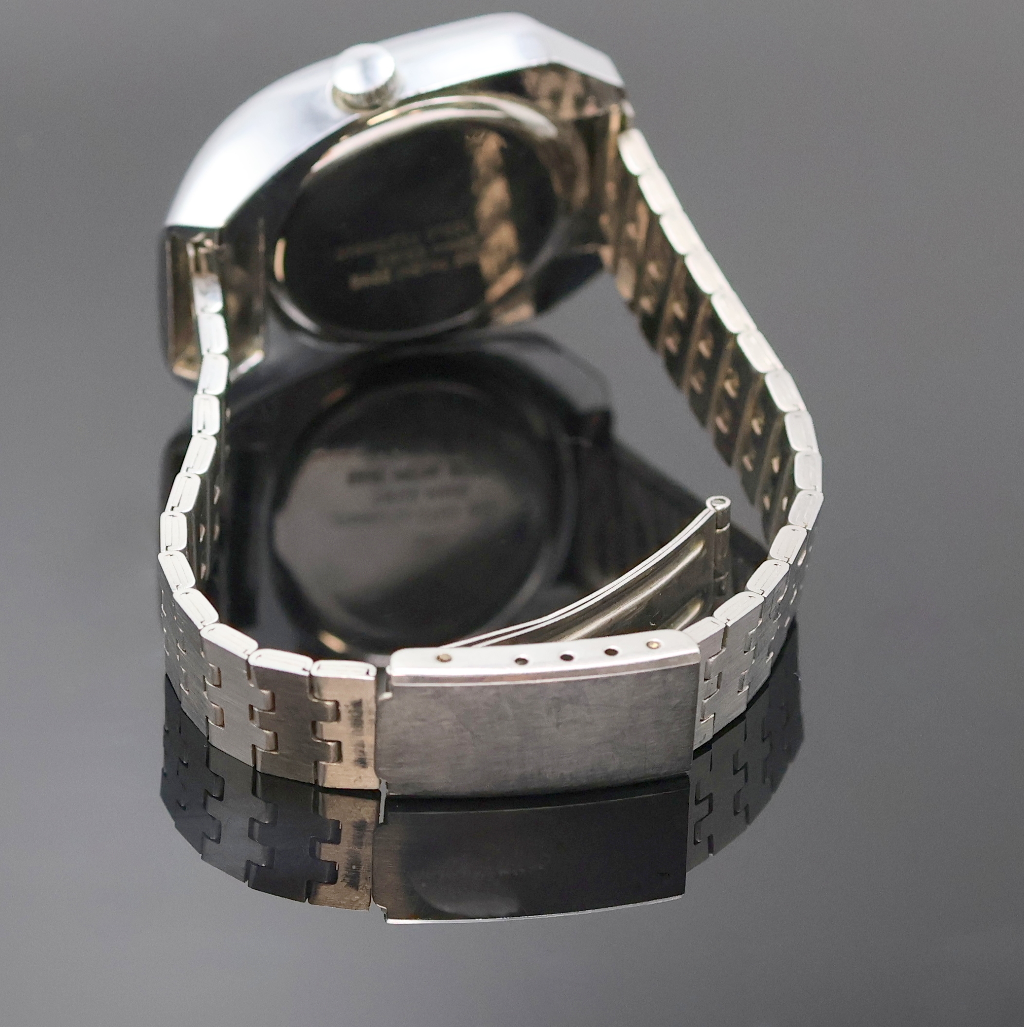 Detail b: SICURA Damenarmbanduhr, Handaufzug, Schweiz um 1970, pultförmiges Metallgeh. verchr., Edelstahlboden aufgedr., neutr. Gliederband, braunes Zifferbl. ...