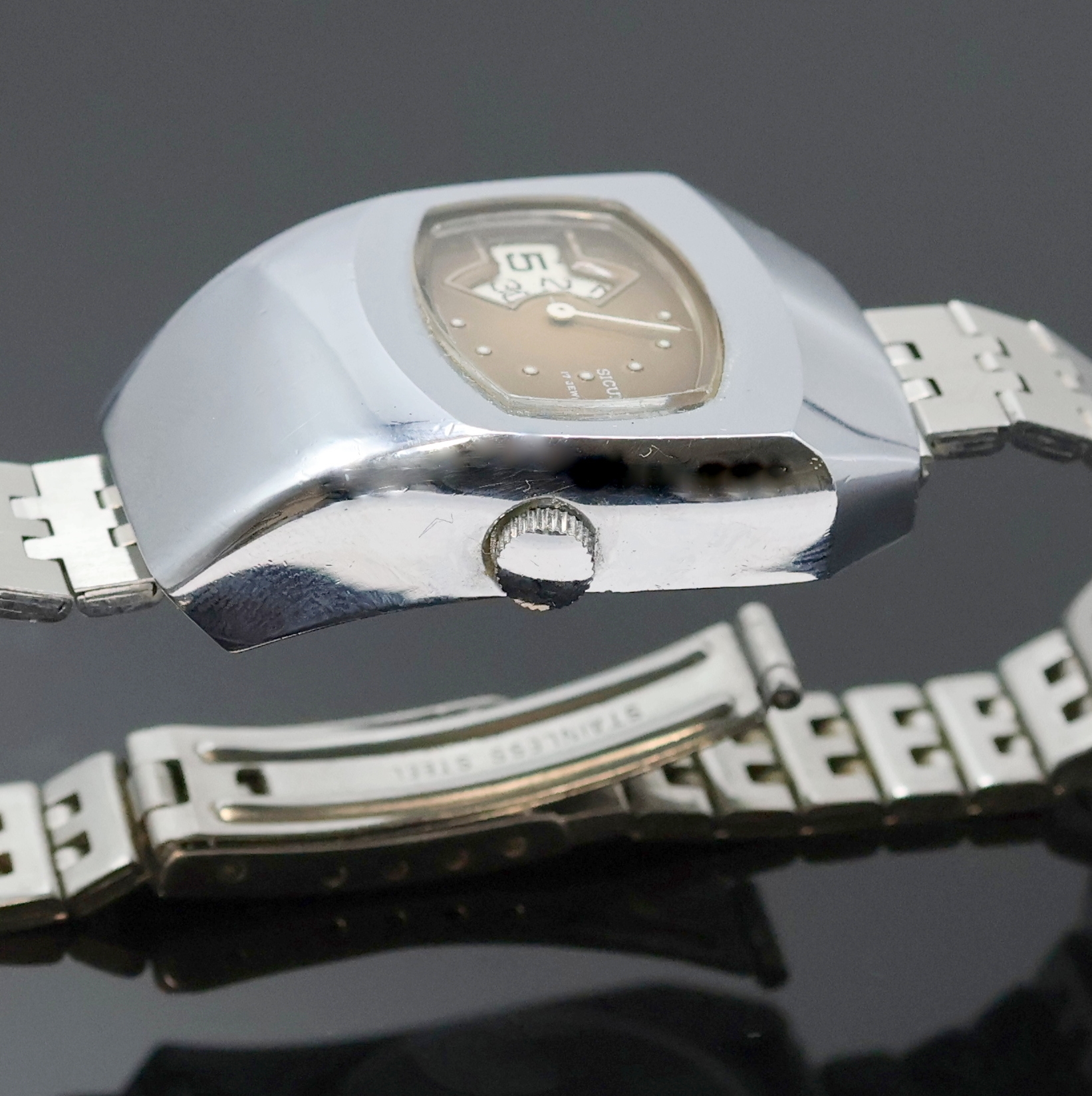Detail c: SICURA Damenarmbanduhr, Handaufzug, Schweiz um 1970, pultförmiges Metallgeh. verchr., Edelstahlboden aufgedr., neutr. Gliederband, braunes Zifferbl. ...