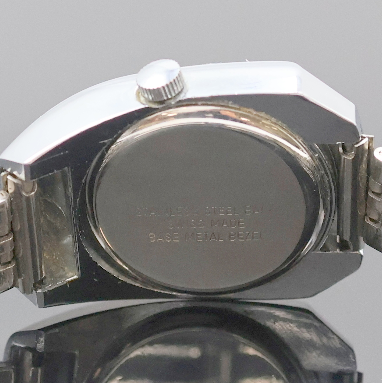Detail d: SICURA Damenarmbanduhr, Handaufzug, Schweiz um 1970, pultförmiges Metallgeh. verchr., Edelstahlboden aufgedr., neutr. Gliederband, braunes Zifferbl. ...