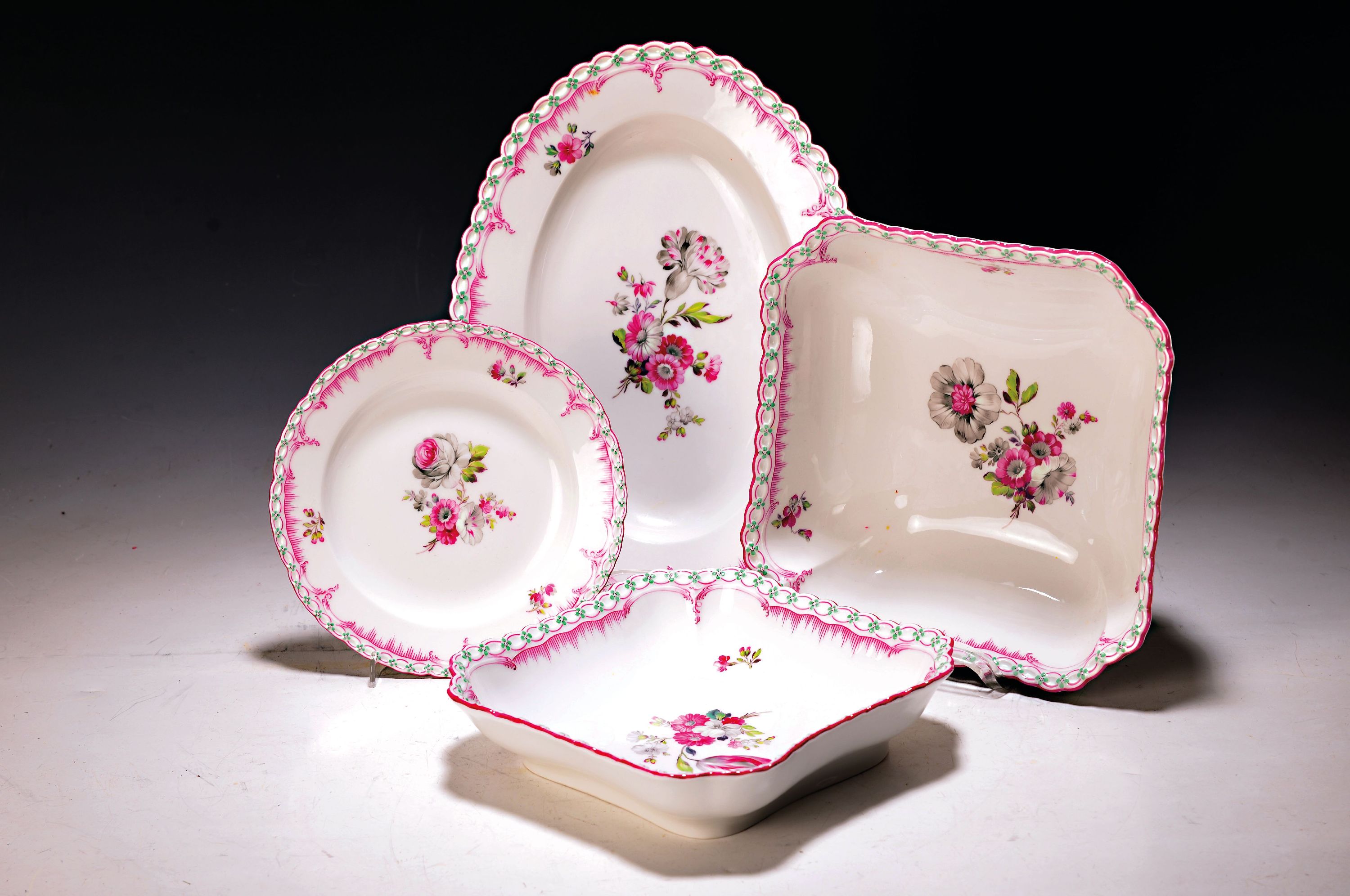 Detail a: Tafelservice, KPM Berlin, Königsglatt 1914-18, Blumenbemalung in drei Farben, Entwurf um 1770, 12 flache Teller D. 25 cm, (1 x min. best.), 12 ...