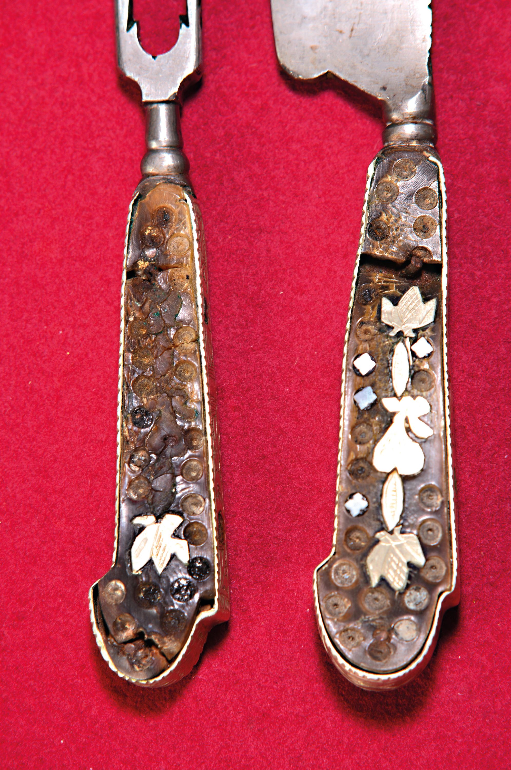 Detail a: Zweiteiliges Jagdbesteck, Barock, 18. Jh., Griffe mit Metall- und Perlmutteinlagen in Horn, Klinge des Messers beschriftet, Fehlstellen in den ...