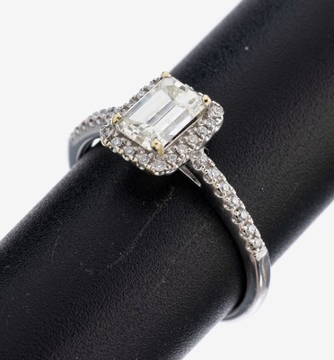 Image 26964347 - 14 kt Gold Diamant-Ring, WG 585/000, mittigDiamant im Smaragdschliff ca. 1.00 ct ...