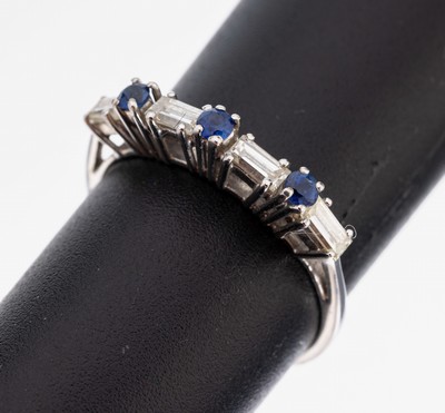 Image 26964354 - 18 kt Gold Saphir-Diamant-Ring, WG 750/000,hoch aufgebaut, bes. mit 3 rundfacett. ...