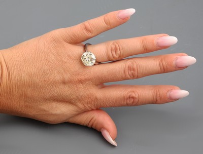 26964385g - 18 kt Gold Brillant-Ring, WG 750/000, Brillant 6.21 ct get.-light yellow ...