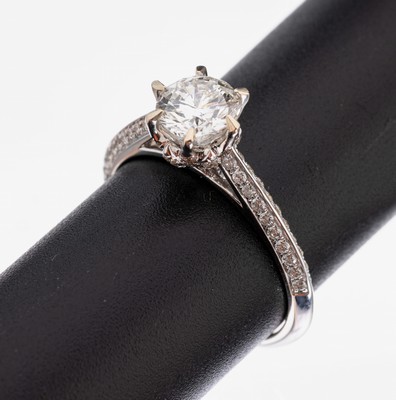 Image 18 kt Gold Brillant-Ring, WG 750/000, mittig Brillant ca. 1.00 ct Weiß(H)/vvs2, ...
