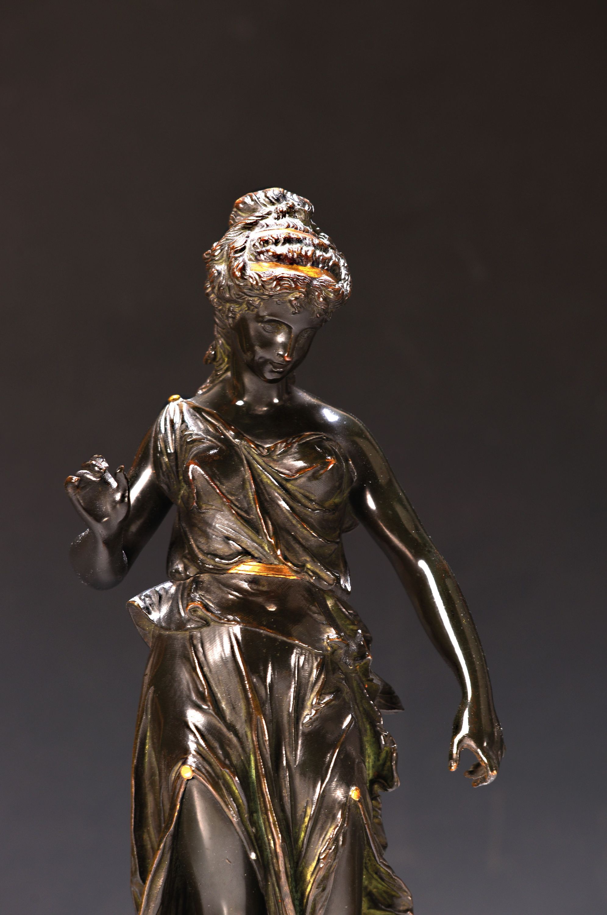 Detail a: große Bronzefigur, um 1900, wohl Darstellung der Flora, patiniert, auf Sockel altersbedingt berieben, H . ca. 36.5 cm