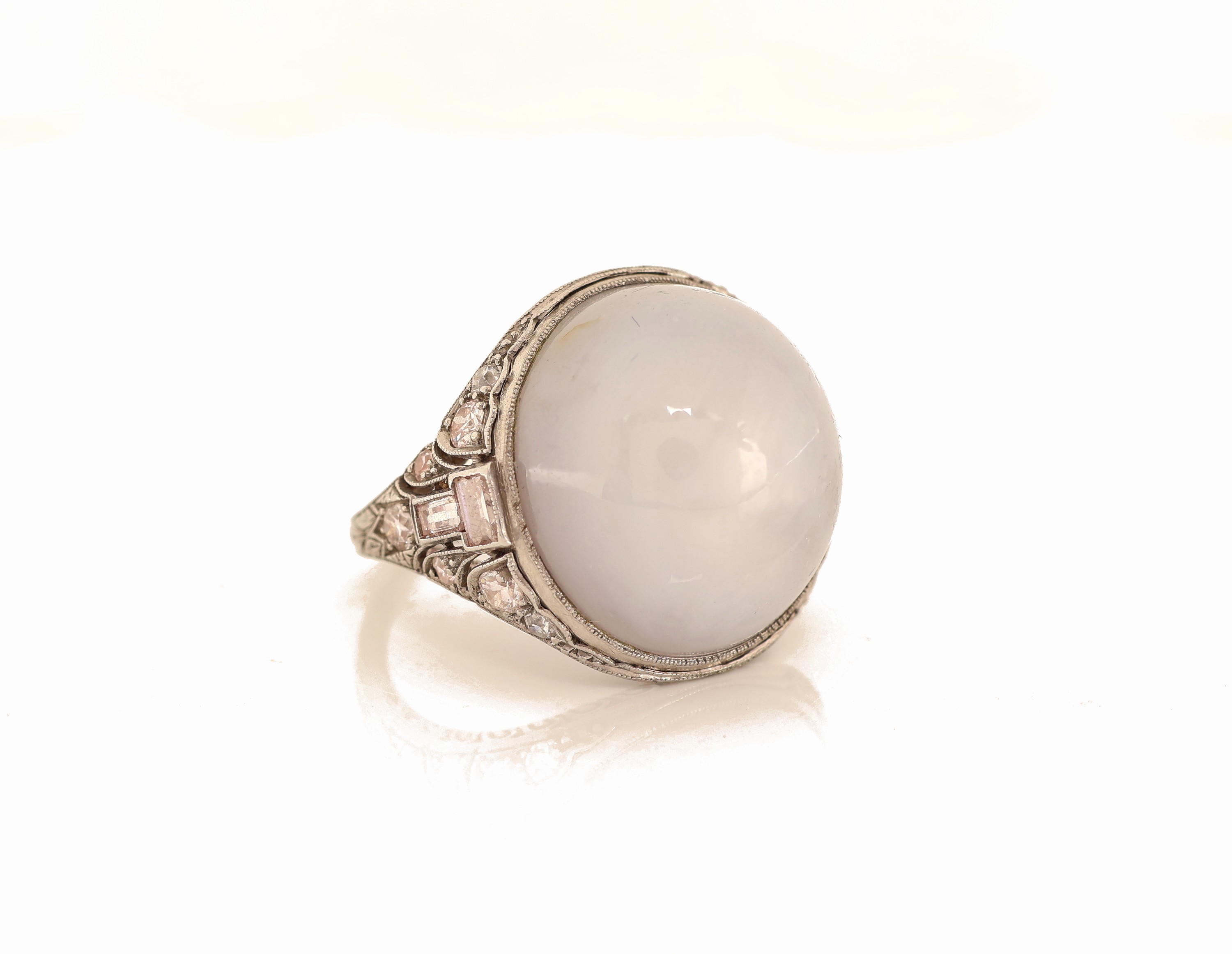 Detail a: Platin Art Deco Saphir-Diamant-Ring, um 1920, Pt. gepr., mittig ein Sternsaphircabochon ca. 20.0 ct, Ringschultern bes. mit Diamanten und ...