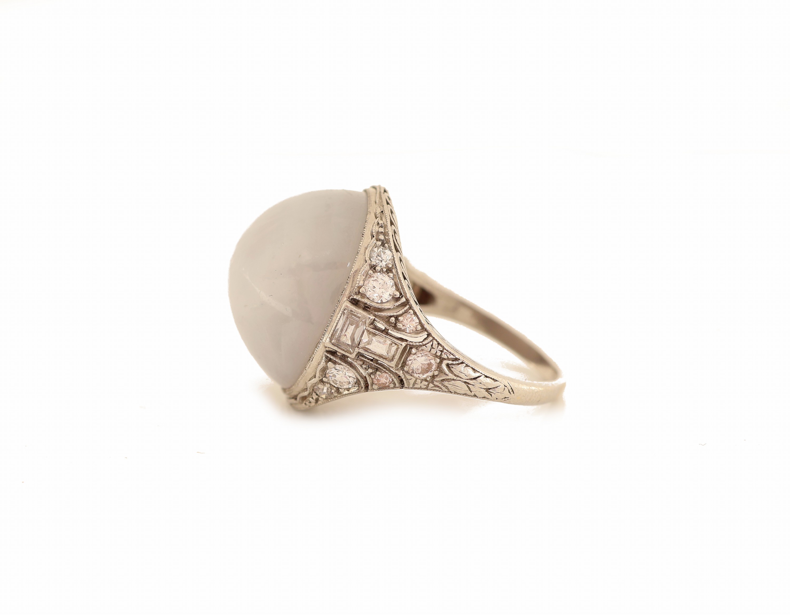 Detail b: Platin Art Deco Saphir-Diamant-Ring, um 1920, Pt. gepr., mittig ein Sternsaphircabochon ca. 20.0 ct, Ringschultern bes. mit Diamanten und ...