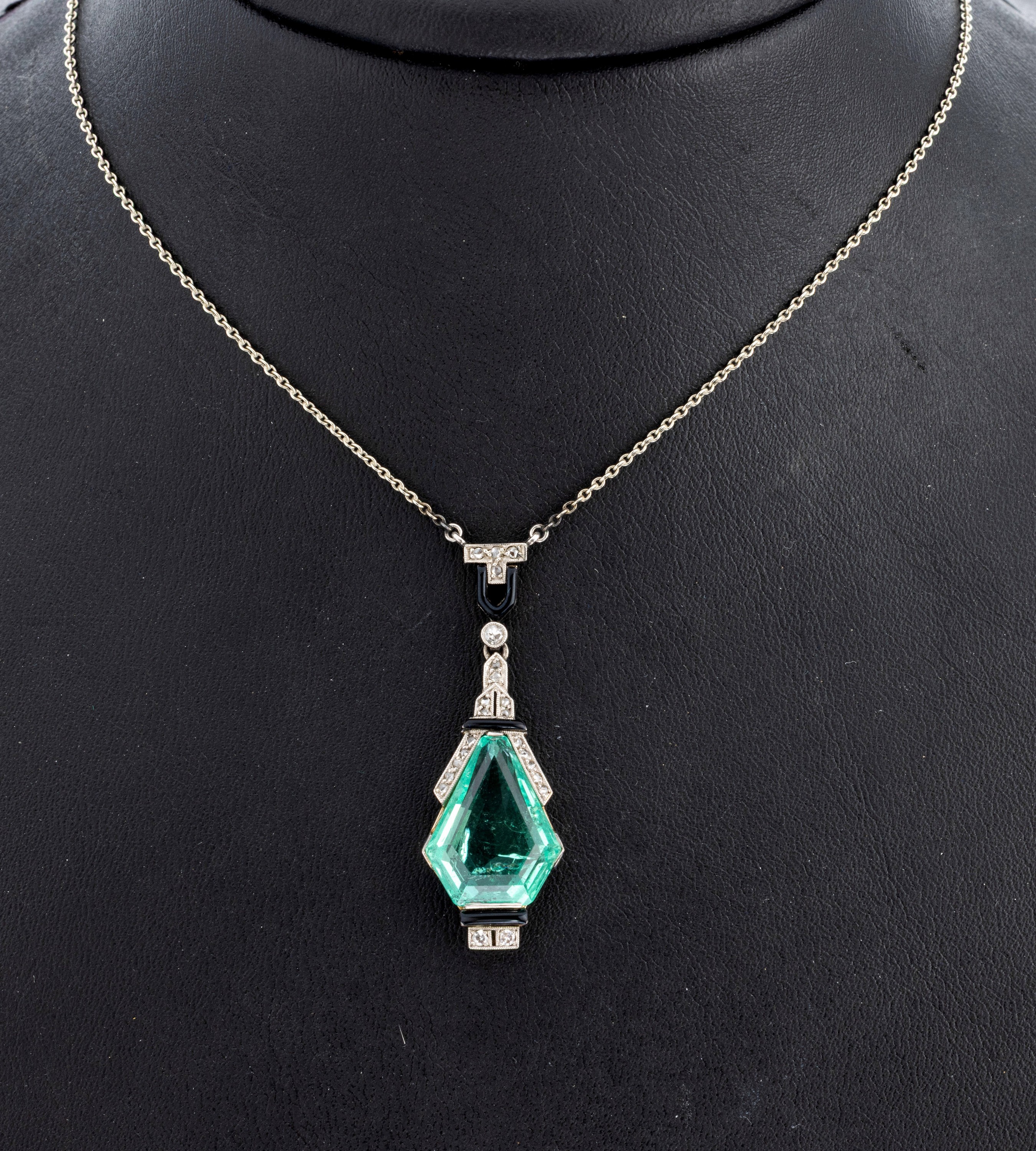 Detail a: 18 kt Gold Art Deco Smaragd Diamant Collier, um 1920, WG 750/000, schauseitig Pt., schwarz emaill., Smaragd im Fantasieschliff ca. 8.50 ct, umgeben ...