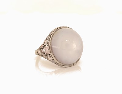 26964417a - Platin Art Deco Saphir-Diamant-Ring, um 1920, Pt. gepr., mittig ein Sternsaphircabochon ...