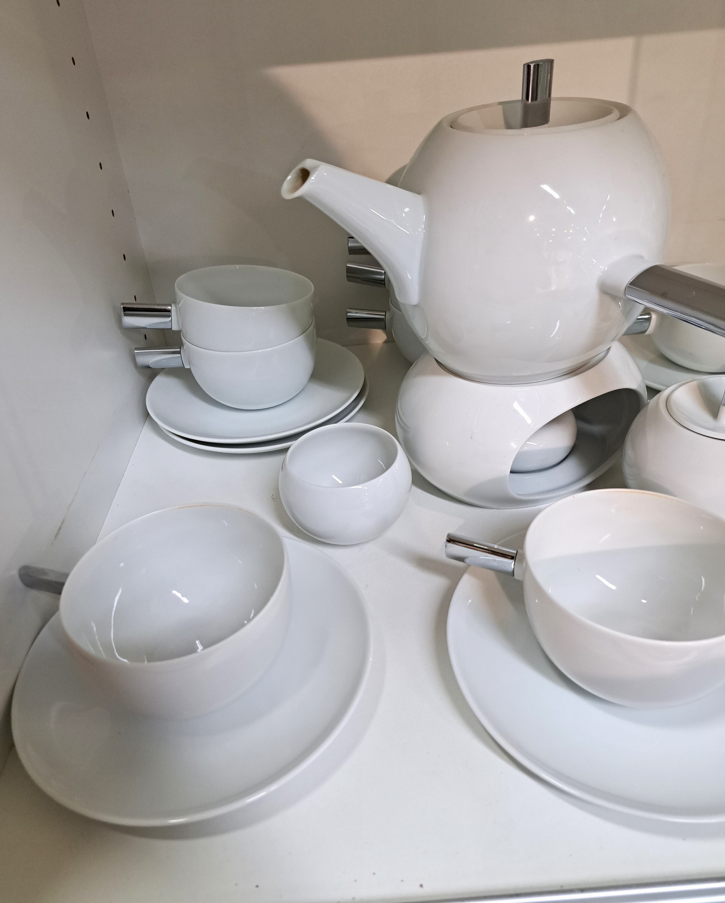 Detail a: Ausgefallenes Teeservice, Entwurf Lino Sabattini, Rosenthal, Studio Line, Porzellan, weiß, Stielgriffe aus Edelstahl, Teekanne mit Stövchen, ...