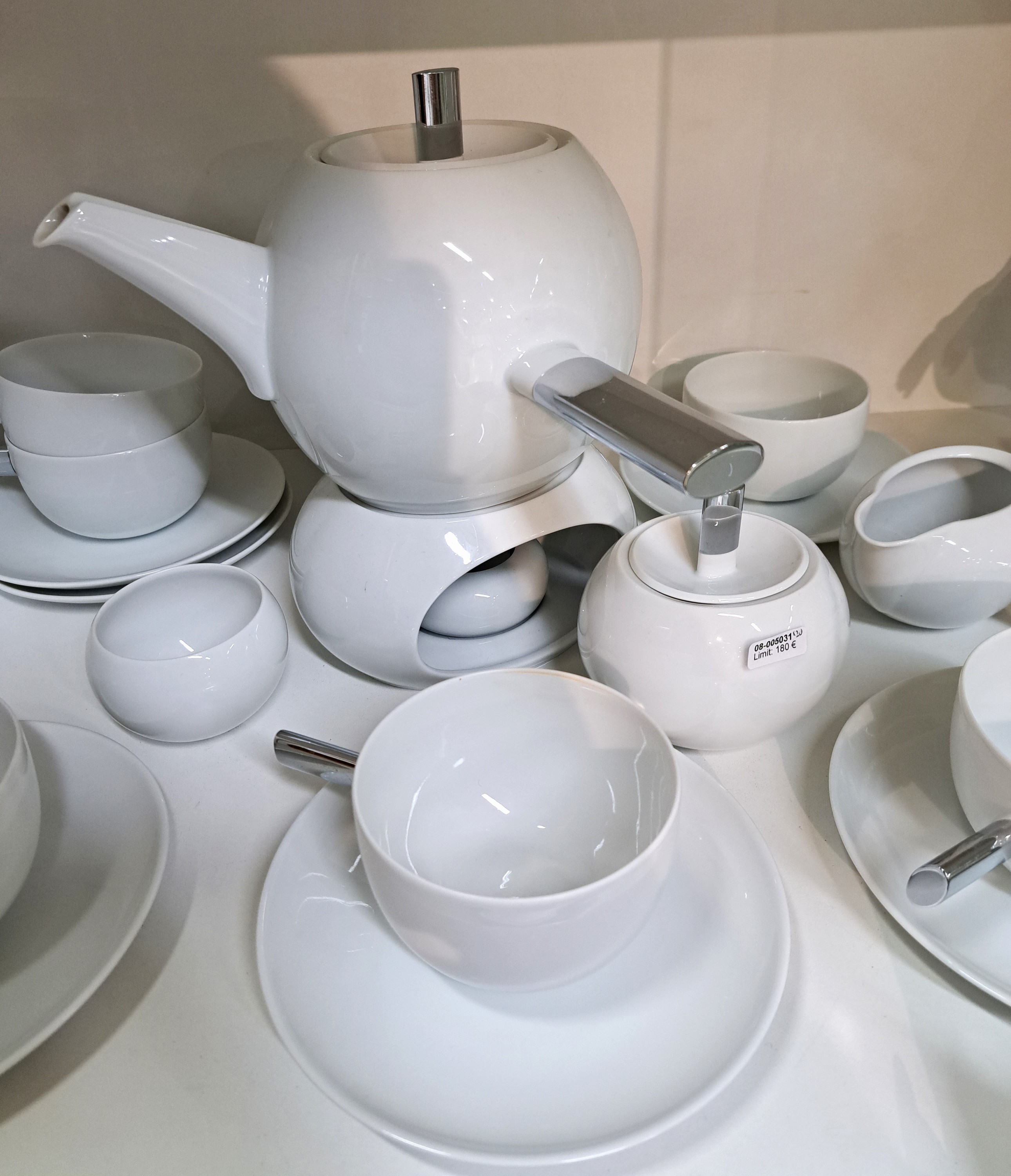 Detail b: Ausgefallenes Teeservice, Entwurf Lino Sabattini, Rosenthal, Studio Line, Porzellan, weiß, Stielgriffe aus Edelstahl, Teekanne mit Stövchen, ...