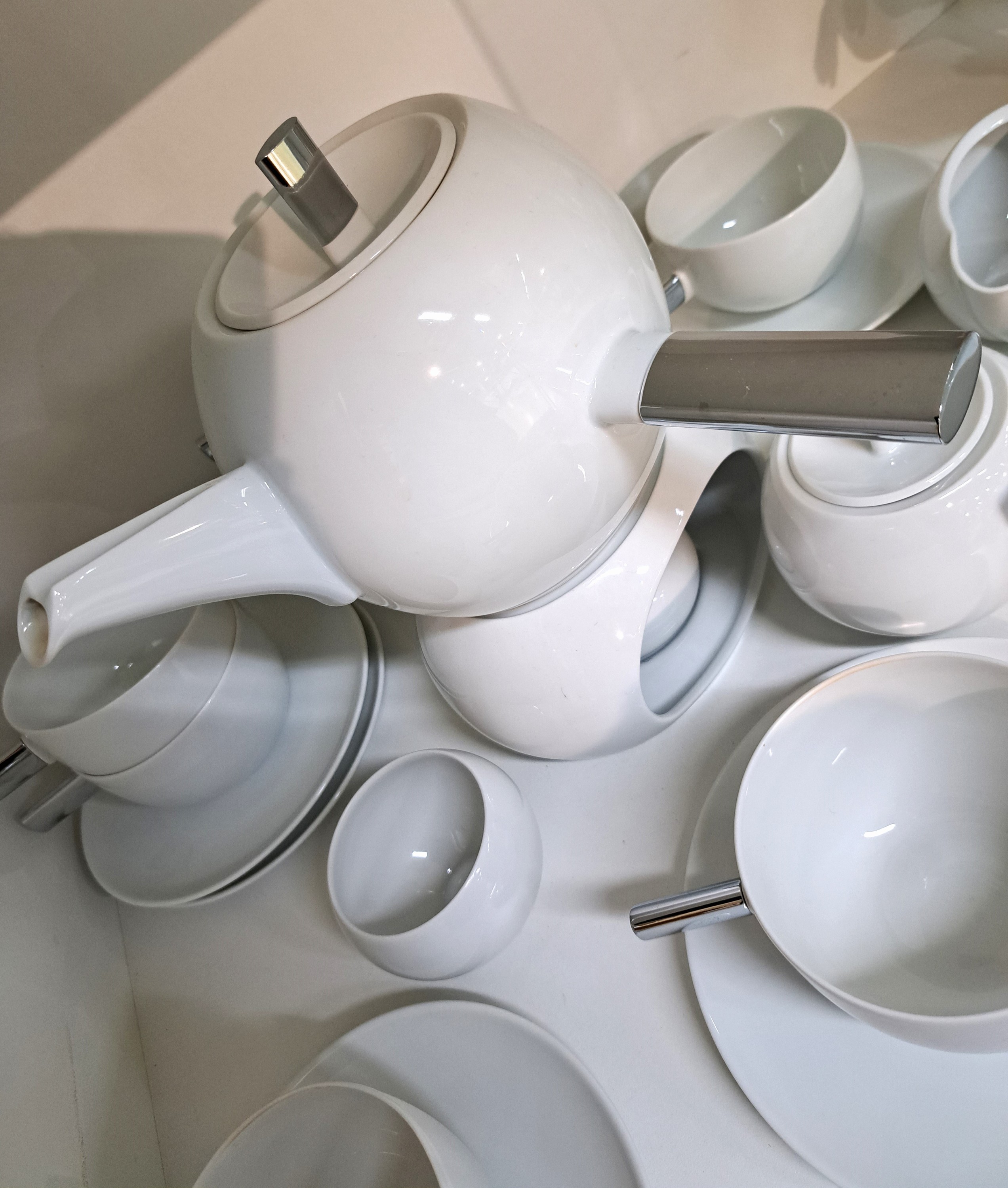 Detail c: Ausgefallenes Teeservice, Entwurf Lino Sabattini, Rosenthal, Studio Line, Porzellan, weiß, Stielgriffe aus Edelstahl, Teekanne mit Stövchen, ...