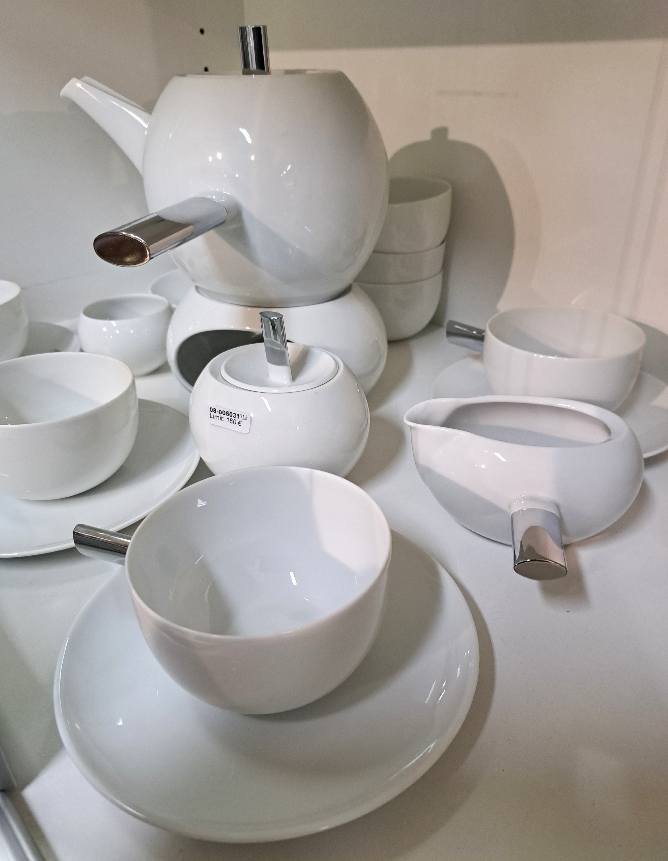 Detail d: Ausgefallenes Teeservice, Entwurf Lino Sabattini, Rosenthal, Studio Line, Porzellan, weiß, Stielgriffe aus Edelstahl, Teekanne mit Stövchen, ...