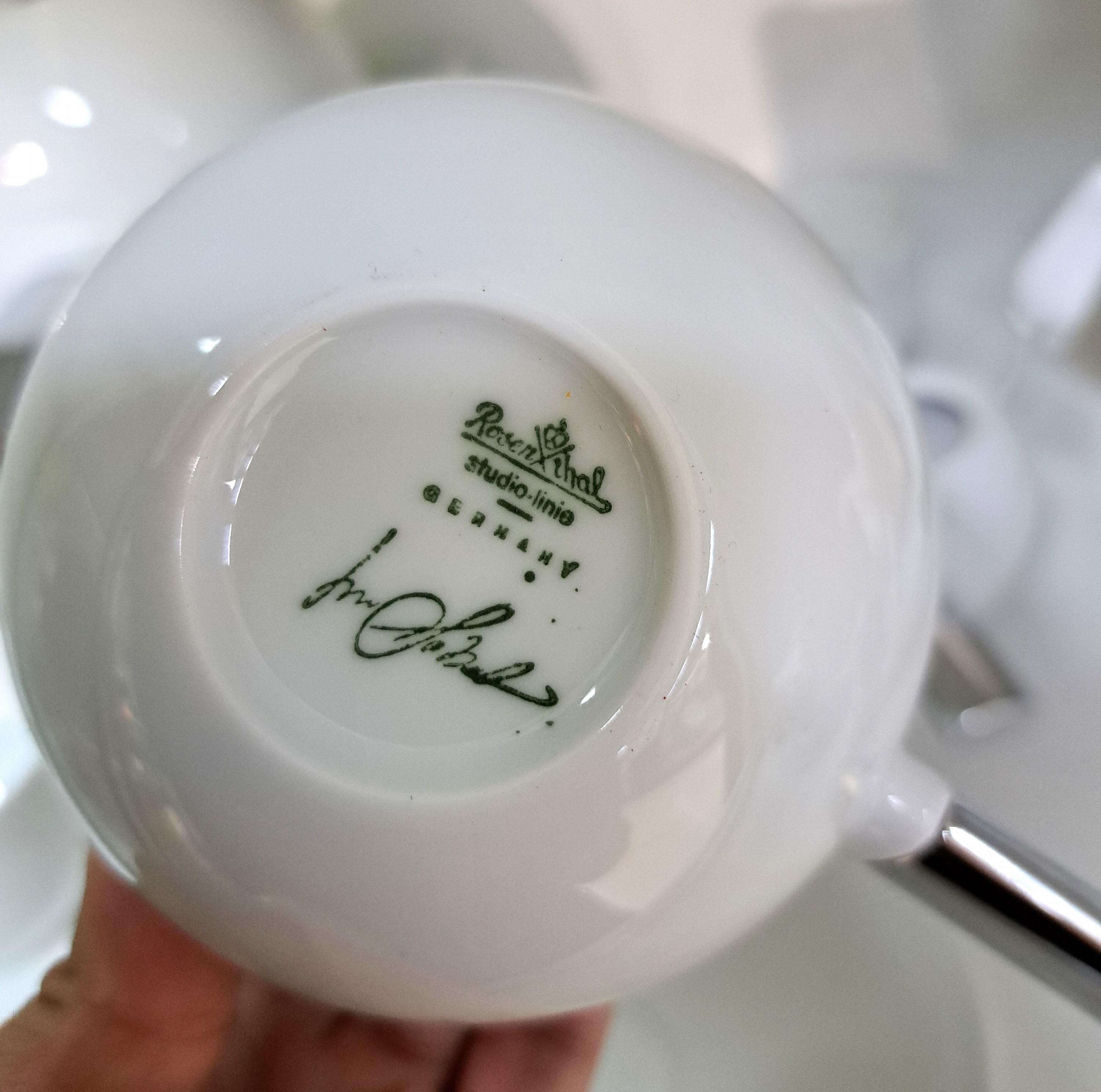 Detail e: Ausgefallenes Teeservice, Entwurf Lino Sabattini, Rosenthal, Studio Line, Porzellan, weiß, Stielgriffe aus Edelstahl, Teekanne mit Stövchen, ...