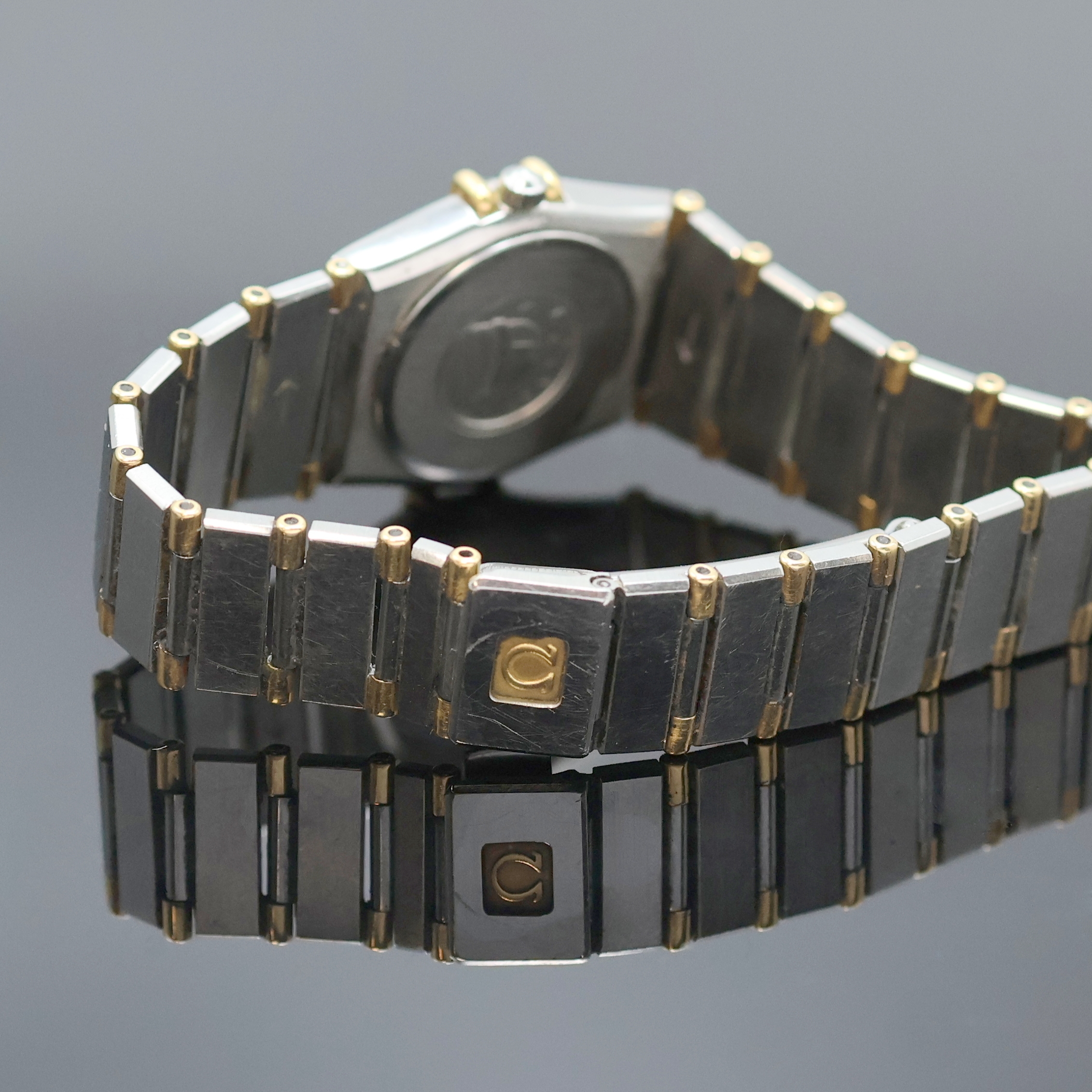 Detail b: OMEGA Damenarmbanduhr Constellation Referenz 795.1080, Schweiz um 1990, Edelstahl/Gold kombiniert inkl. Gliederband m. Faltschl., quarz, Boden m. ...