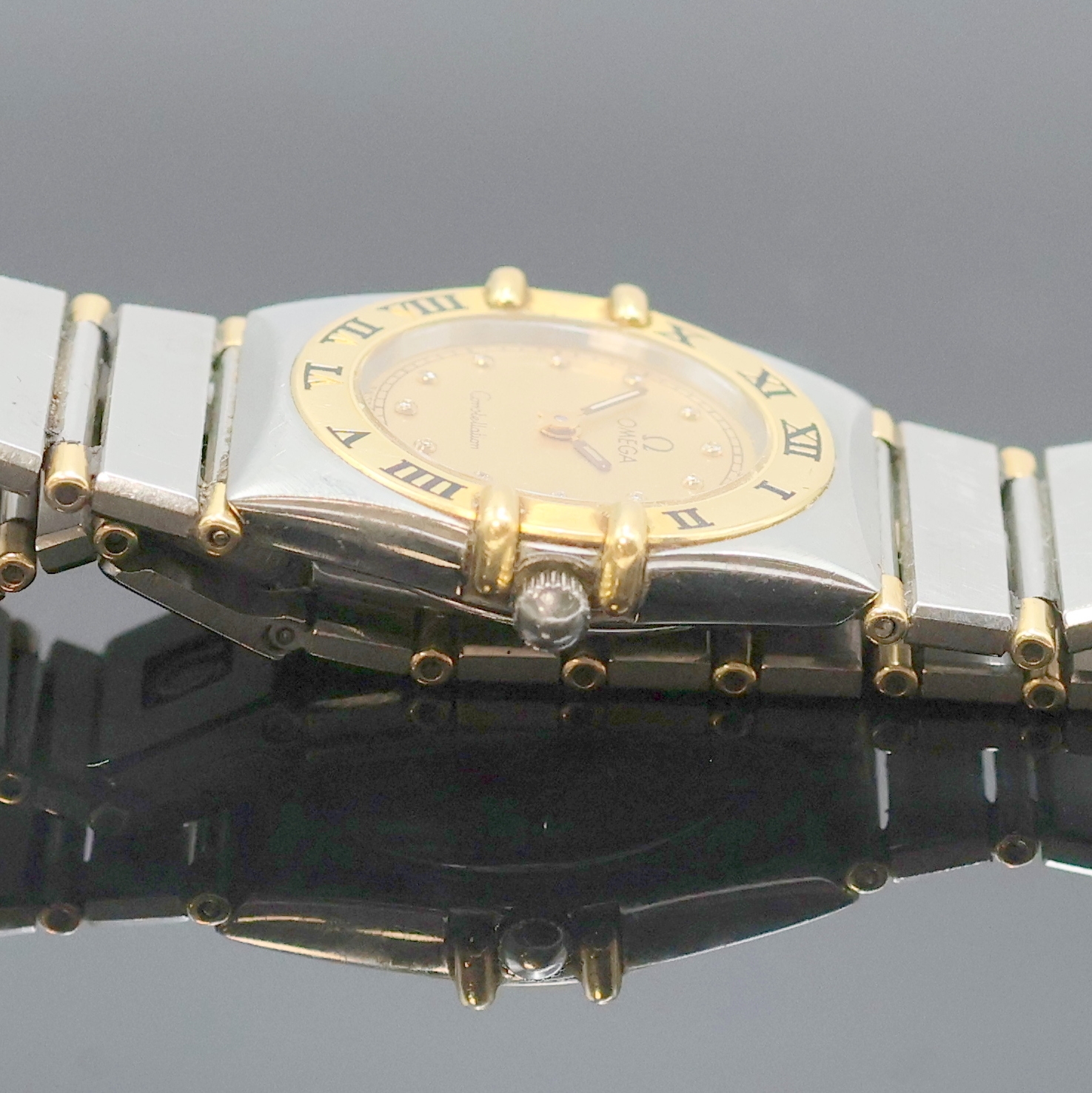 Detail c: OMEGA Damenarmbanduhr Constellation Referenz 795.1080, Schweiz um 1990, Edelstahl/Gold kombiniert inkl. Gliederband m. Faltschl., quarz, Boden m. ...