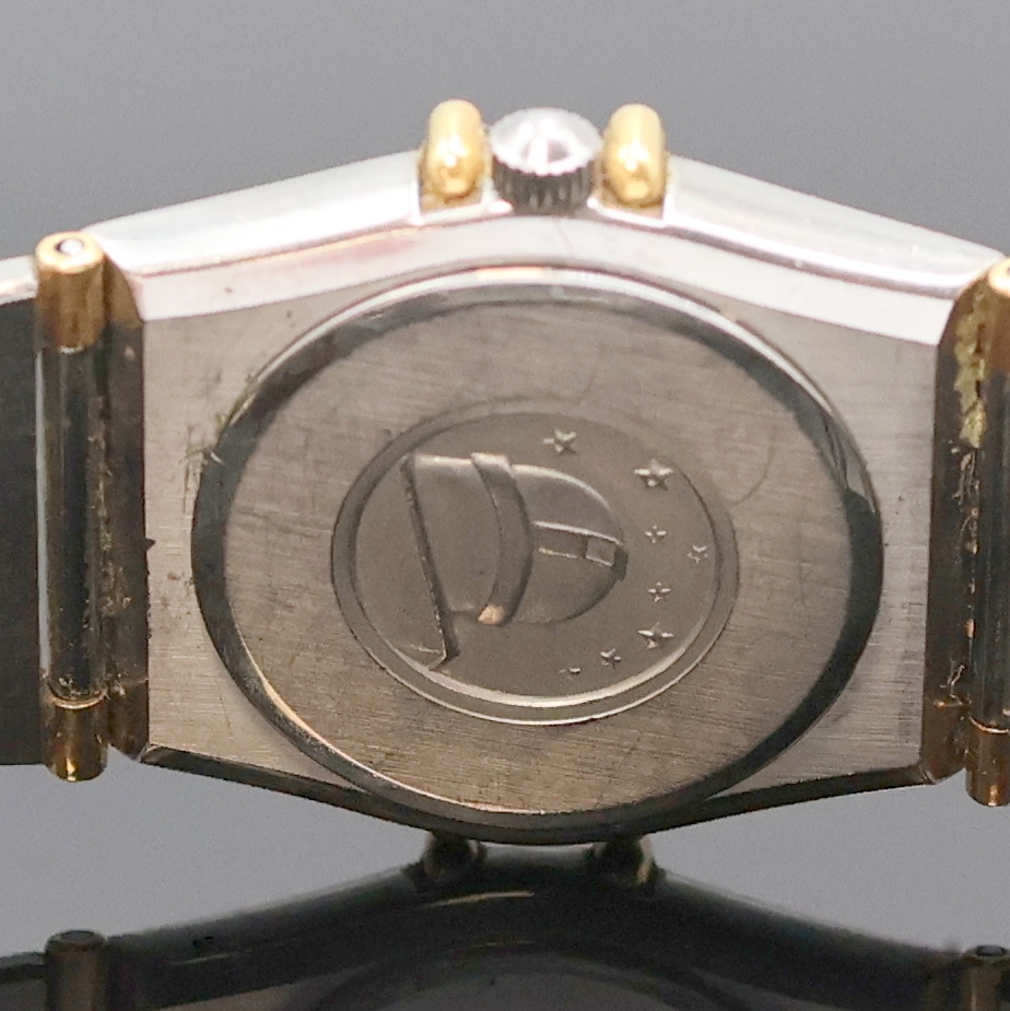 Detail d: OMEGA Damenarmbanduhr Constellation Referenz 795.1080, Schweiz um 1990, Edelstahl/Gold kombiniert inkl. Gliederband m. Faltschl., quarz, Boden m. ...