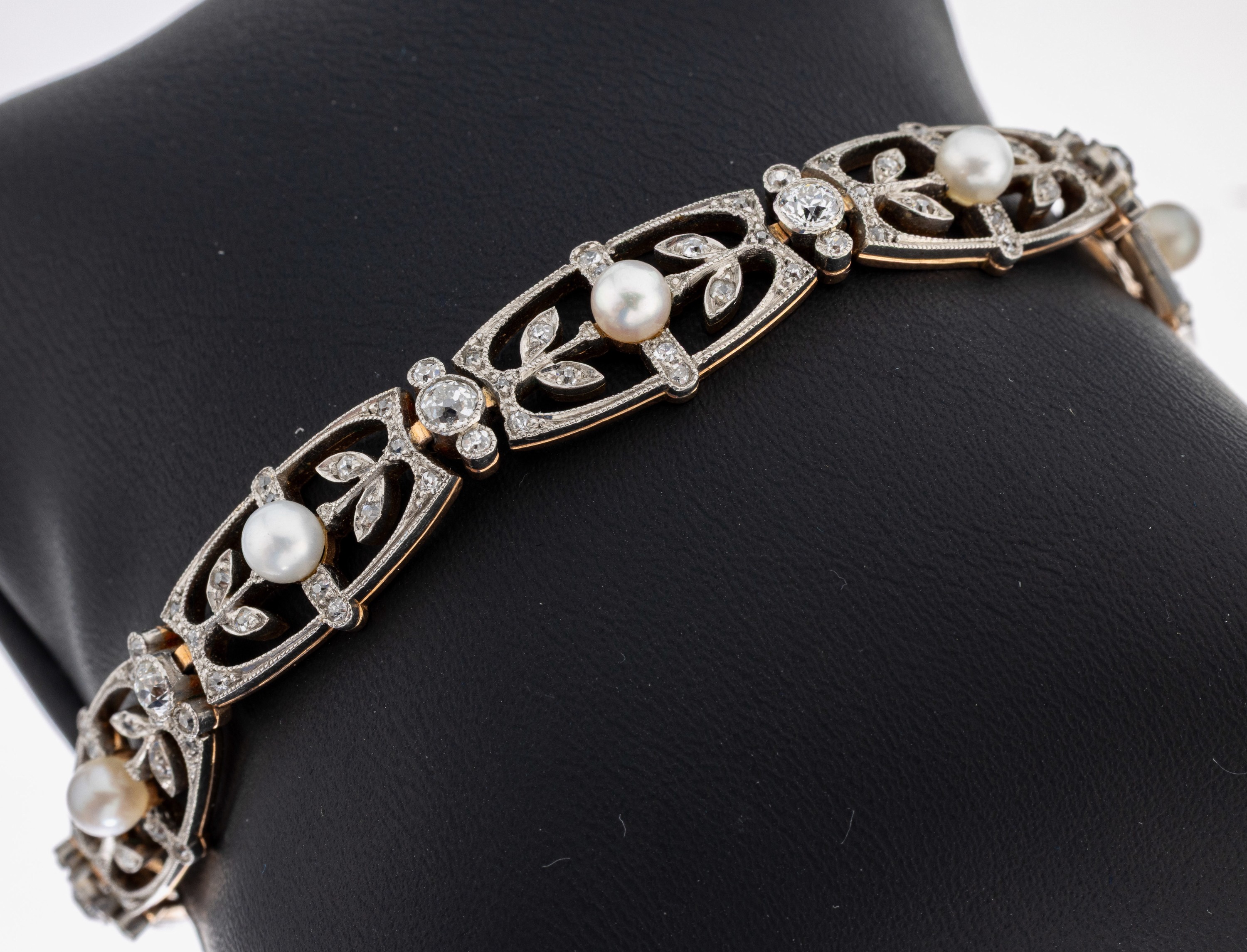 14 kt Gold Jugendstil Perl-Diamant-Armband, um1900, GG 585/000, schauseitig Pt., ovale Glieder durchbrochen gearbeitet, jeweils bes. mit einer ...