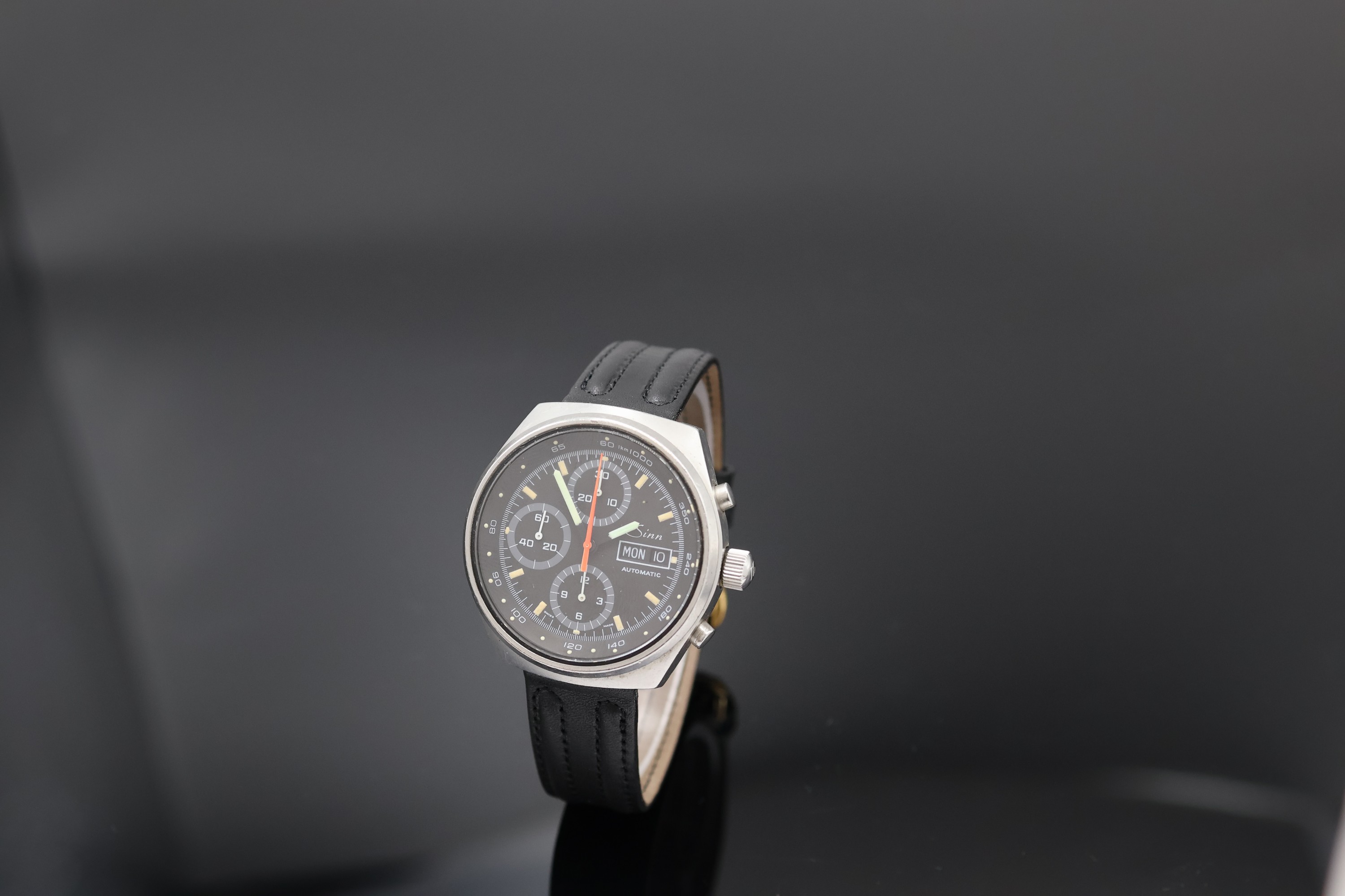 Detail a: SINN Armbandchronograph, Deutschland/Schweiz um 1990, Automatik, massives Edelstahlgeh., Boden und Krone verschr., schwarzes Zifferbl. m. ...