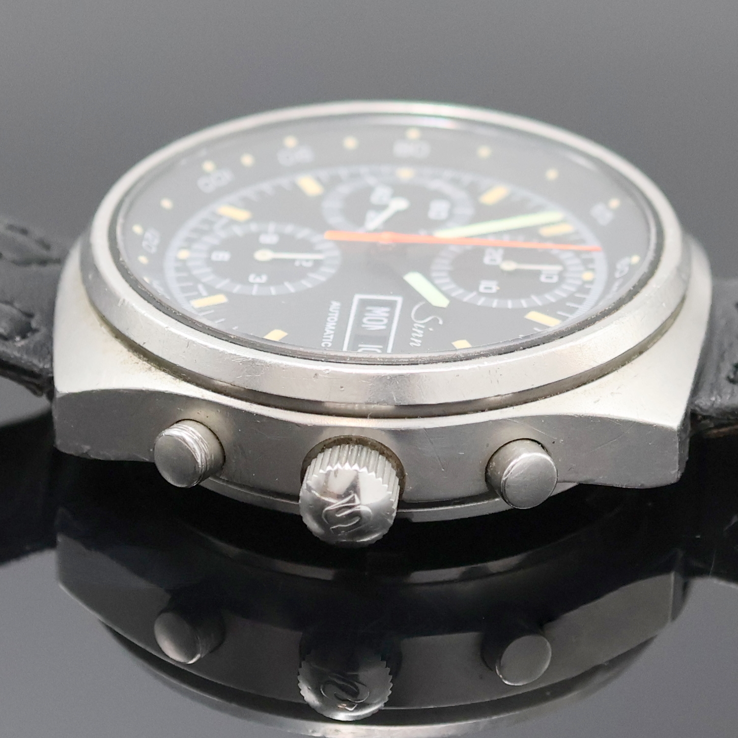Detail b: SINN Armbandchronograph, Deutschland/Schweiz um 1990, Automatik, massives Edelstahlgeh., Boden und Krone verschr., schwarzes Zifferbl. m. ...