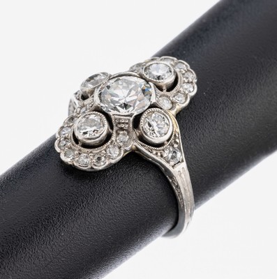 Image 26964682 - Platin Art Deco Diamant-Ring, um 1920, Pt.,mittig ein Altschliffdiamant ca. 0.65 ct ...