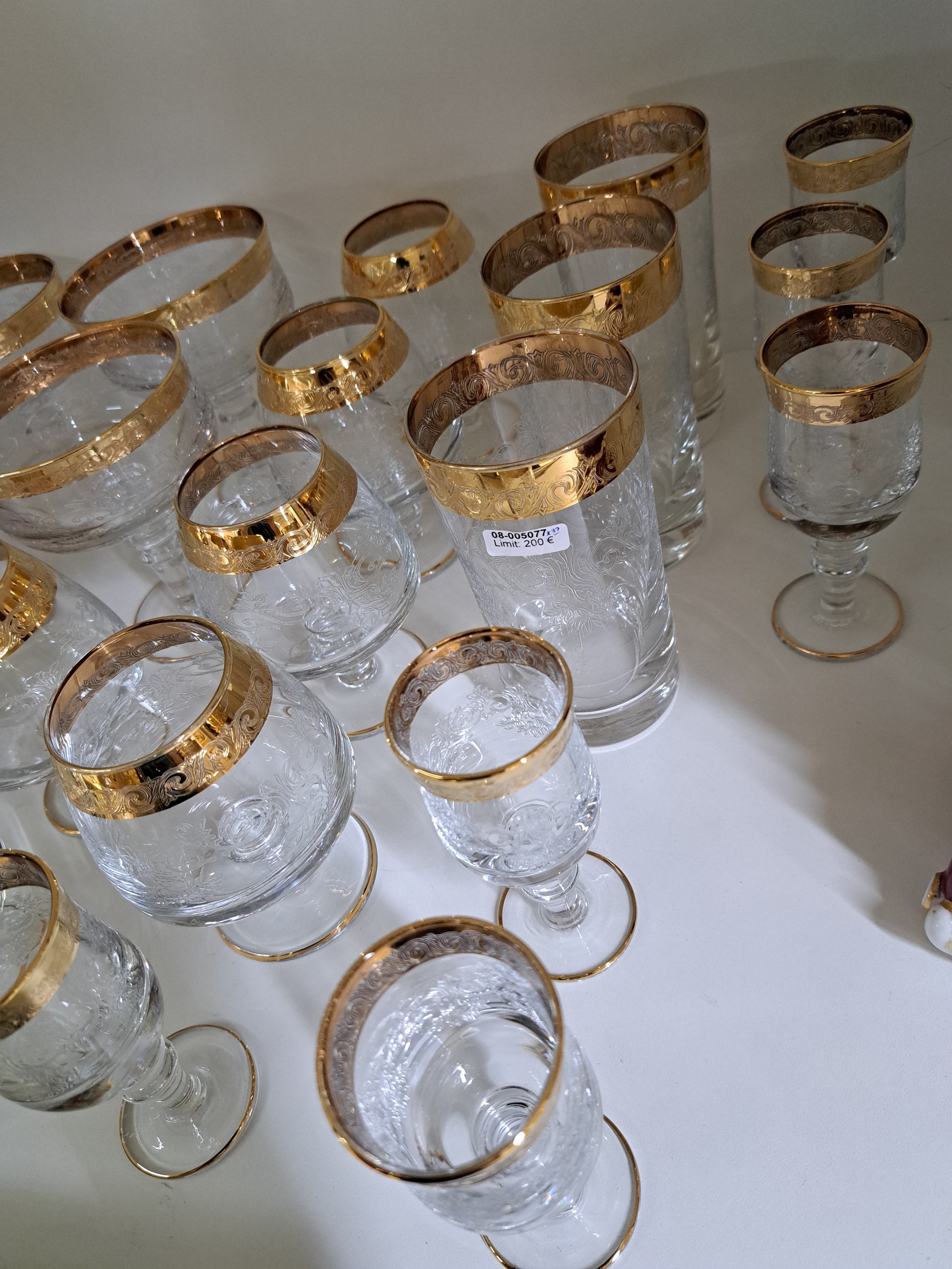 Detail a: Trinkglasservice, Murano, Modell Medici, 20. Jh., farbloses Glas mit Diamantgravur und breiten geätzten Goldrändern, 6 Sektgläser, 6 Weingläser, ...
