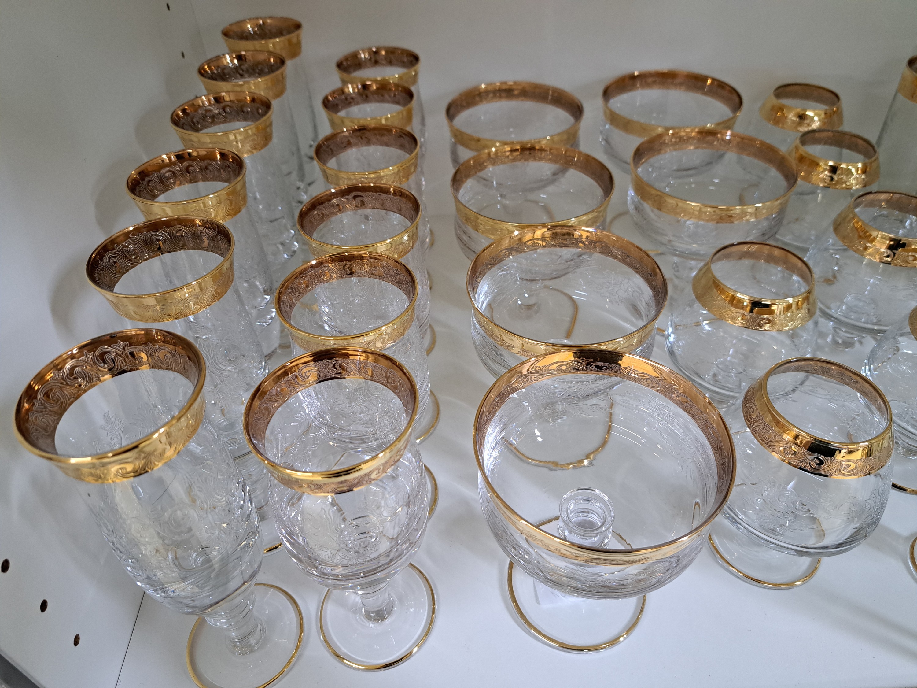 Detail d: Trinkglasservice, Murano, Modell Medici, 20. Jh., farbloses Glas mit Diamantgravur und breiten geätzten Goldrändern, 6 Sektgläser, 6 Weingläser, ...